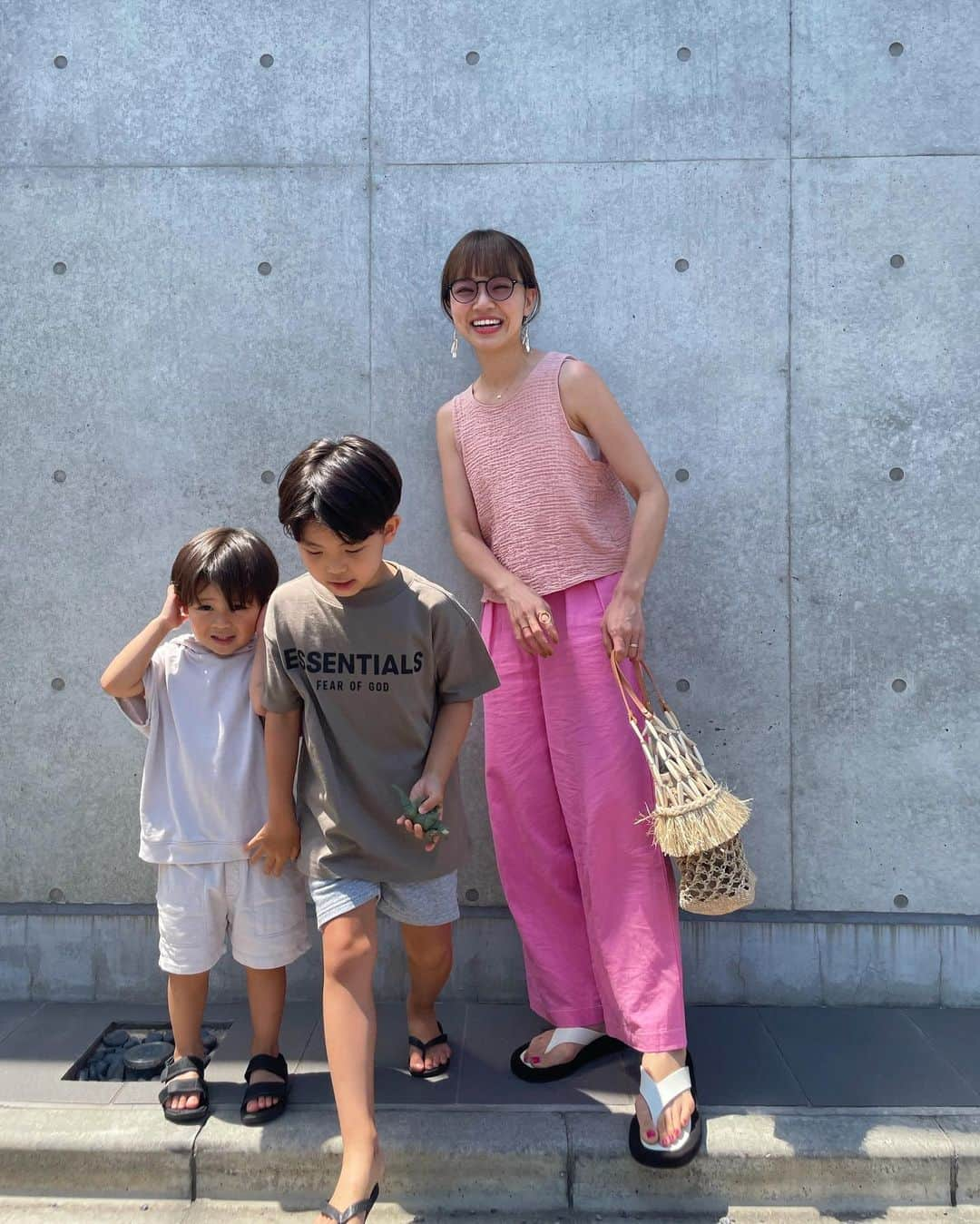 春名亜美さんのインスタグラム写真 - (春名亜美Instagram)「わちゃわちゃですわ😆🤪🥳 #3人カメラ目線で静止できたら奇跡  #tops @zara  #pants @esutoreja  #sunglasses @resee.official  #bag  @ronhermanstore @aranaz_ph  #sandals @maisontherow @therow  ・ 息子達の服はタグ付けしてます🏷 ・ ・ #ママコーディネート #ママコーデ #zara #maisontherow #therow #aranaz #男の子ママ #兄弟ママ #兄弟コーデ」8月7日 16時11分 - amiharunaami