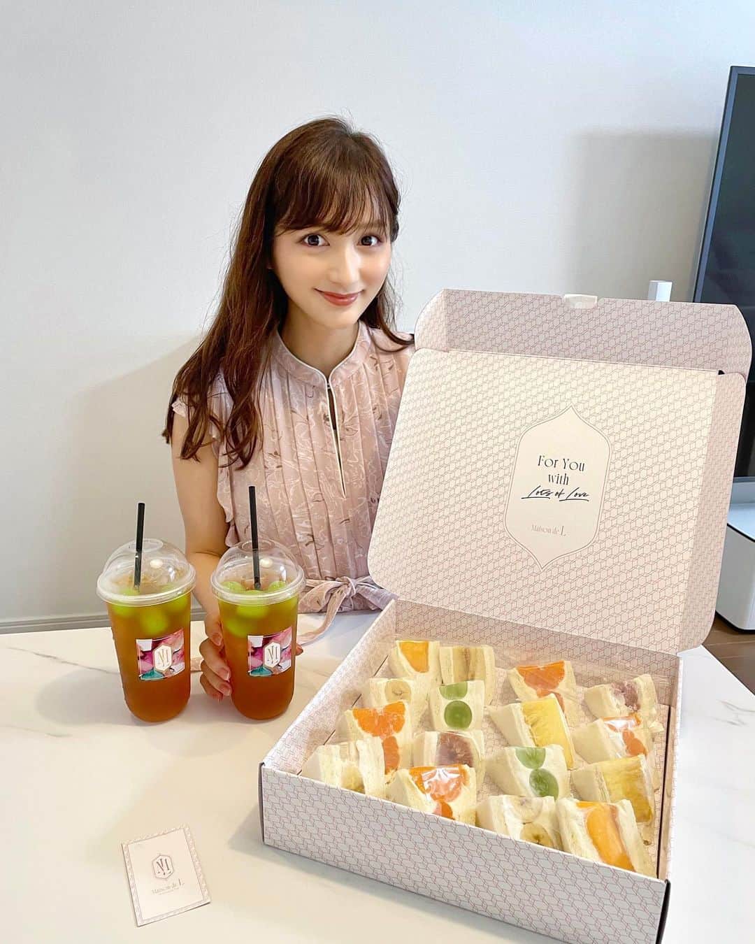 加藤瑠美さんのインスタグラム写真 - (加藤瑠美Instagram)「可愛すぎるフルーツサンド🍊🥭🍍🍇 8/2にopenしたばかりの @maison.de.l_teasalon の フルーツサンドとフルーツティーです🫖 オーガニックだから身体に優しくて安心だし BOXやドリンクのパッケージまで可愛い…🥺💭  家族で食べて、と夫のお友達が わざわざお家まで届けてくれました🤍 フルーツサンドは少し小さめサイズで 色々な味を楽しめるのが嬉しい❣️ フルーツのジューシーさが際立つような さっぱりとした程よい甘さで この量をほとんど1日で食べてしまいました…😮‍💨笑  instaを見てみたらお店も韓国っぽな感じで とっても可愛かったのでいつかお邪魔したいな💓  📍Maison de L  渋谷区神宮前4-15-4 Y.C表参道ビル1階 12:00-18:00 @maison.de.l_teasalon  #rubi__restaurant#omotesando#fruitssandwich#instafood#MaisondeL#東京カフェ#表参道カフェ#韓国っぽ#韓国っぽカフェ#メゾンドエル#フルーツサンド#フルーツティー#男の子ママ#新米ママ#東京ママ#ぷんにーらいふ#第二子妊娠中#無痛分娩#計画無痛分娩#年子妊娠中#年子ママ#年子ママ予定#テイクアウト#テイクアウトスイーツ」8月7日 16時22分 - katorubi