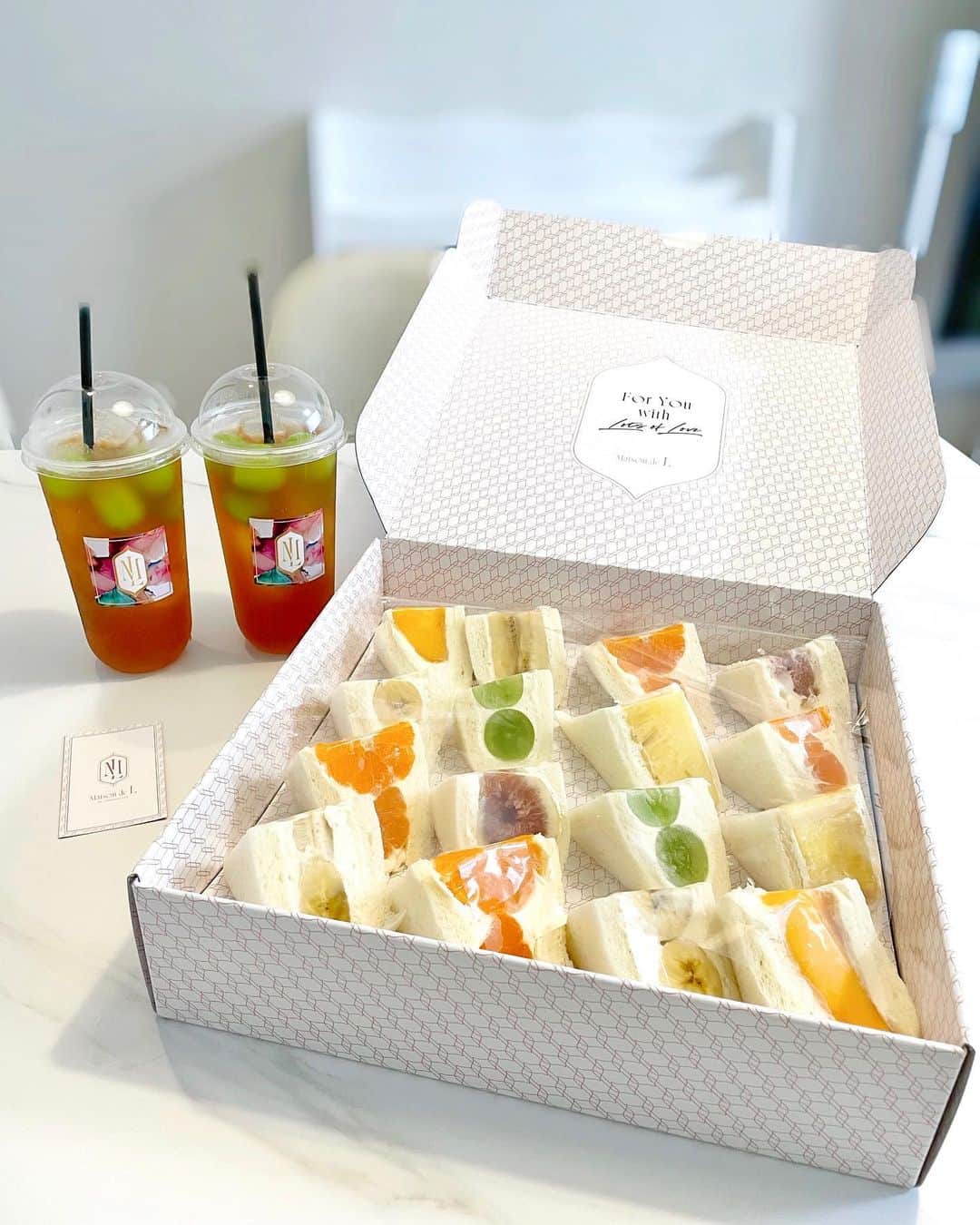 加藤瑠美さんのインスタグラム写真 - (加藤瑠美Instagram)「可愛すぎるフルーツサンド🍊🥭🍍🍇 8/2にopenしたばかりの @maison.de.l_teasalon の フルーツサンドとフルーツティーです🫖 オーガニックだから身体に優しくて安心だし BOXやドリンクのパッケージまで可愛い…🥺💭  家族で食べて、と夫のお友達が わざわざお家まで届けてくれました🤍 フルーツサンドは少し小さめサイズで 色々な味を楽しめるのが嬉しい❣️ フルーツのジューシーさが際立つような さっぱりとした程よい甘さで この量をほとんど1日で食べてしまいました…😮‍💨笑  instaを見てみたらお店も韓国っぽな感じで とっても可愛かったのでいつかお邪魔したいな💓  📍Maison de L  渋谷区神宮前4-15-4 Y.C表参道ビル1階 12:00-18:00 @maison.de.l_teasalon  #rubi__restaurant#omotesando#fruitssandwich#instafood#MaisondeL#東京カフェ#表参道カフェ#韓国っぽ#韓国っぽカフェ#メゾンドエル#フルーツサンド#フルーツティー#男の子ママ#新米ママ#東京ママ#ぷんにーらいふ#第二子妊娠中#無痛分娩#計画無痛分娩#年子妊娠中#年子ママ#年子ママ予定#テイクアウト#テイクアウトスイーツ」8月7日 16時22分 - katorubi