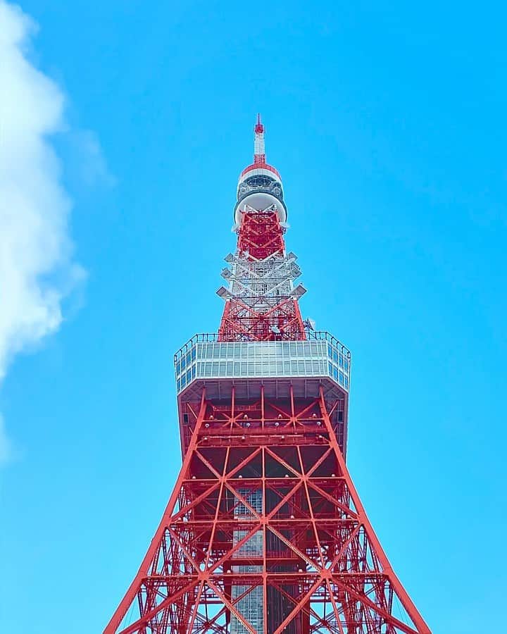 のインスタグラム：「《OhaYOKAN》  今朝の 原宿表参道は快晴なり…☀️  清々しく さわやかな夏晴れの朝🌅  朝ラン＆ウォークは快調でした…🏃‍♀️👟  天気予報によると  台風10号の接近で  これから お天気が崩れるらしい…🌀☔️  くれぐれもご注意ください…⚠️  みなさま  笑顔でステキな1日を…💓  本日のコース  🏃‍♀️原宿出発→裏原宿→キラー通り→神宮外苑→ 西麻布→乃木坂→六本木→飯倉片町→芝公園→ 東京タワー→外苑東通り→飯倉片町→麻布通り→ 麻布十番→六本木ヒルズ→西麻布→みゆき通り→ 骨董通り→表参道→原宿終点👟  ※今朝の  『YOKAN散歩』  映像は  東京タワー…🗼✨  先日も アップしましたが  曇っていたので 青空バージョンです…🗼🟦✨  《ラジオ出演告知》  毎週土曜日は  鎌倉エフエムにて  17:30〜  『YOKANのBrasstic Time』  絶賛放送中…🎙🎧👄🎵📻✨ （スマホ＆ネットからも聴けます📲）  番組詳細＆本日の曲目等は  後ほど アメブロにてお知らせします…🔔  アメブロ 『YOKANのBrassticな生活☆』  https://ameblo.jp/yokanstudio/  ※プロフィールからも行けます  #harajuku #omotesando #tokyo #japan #原宿 #表参道 #morning #朝 #running #walking #朝ラン #ウォーキング #YOKAN散歩 #OhaYOKAN #朝活 #streetart #街角アート #architecture #建築 #tokyotower #東京タワー #shibakoen #芝公園 #インスタ映え #instagram #tokyocameraclub #笑顔でステキな1日を💓」