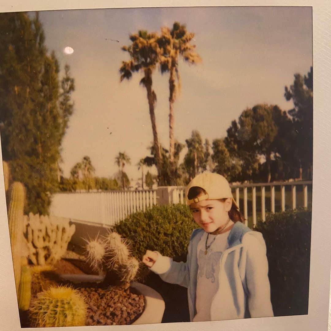 クロエ・ベネットさんのインスタグラム写真 - (クロエ・ベネットInstagram)「i grew up in inner city chicago and had little to no exposure to actual “nature” and stuff, and i never actually saw cacti in real life. i legit thought that they were like dinosaurs and they were extinct or something, or like make believe plants, until i was (whatever age i was here) and we went to arizona, and i saw them everywhere and my little mind was blown, and i was so excited, so i made my brothers take polaroids of me standing next to them and also *holding hands* with them. anyway, i imagine this could never happen these days, because the internet teaches important facts like “cacti are not plant dinosaurs” and it makes me sad because it was such a (delayed lol) yet mind blowing discovery, and now i wonder if anything will ever be that pure and exciting anymore. anyways we all shouldn’t take things for granted. especially plants that don’t need water and have knives all over them. that shits crazy.」8月7日 9時31分 - chloebennet