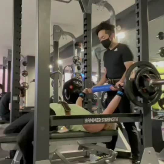 山口いく（アントワネット）のインスタグラム：「ベンチプレス 85kg 100キロまで長い道のり……」