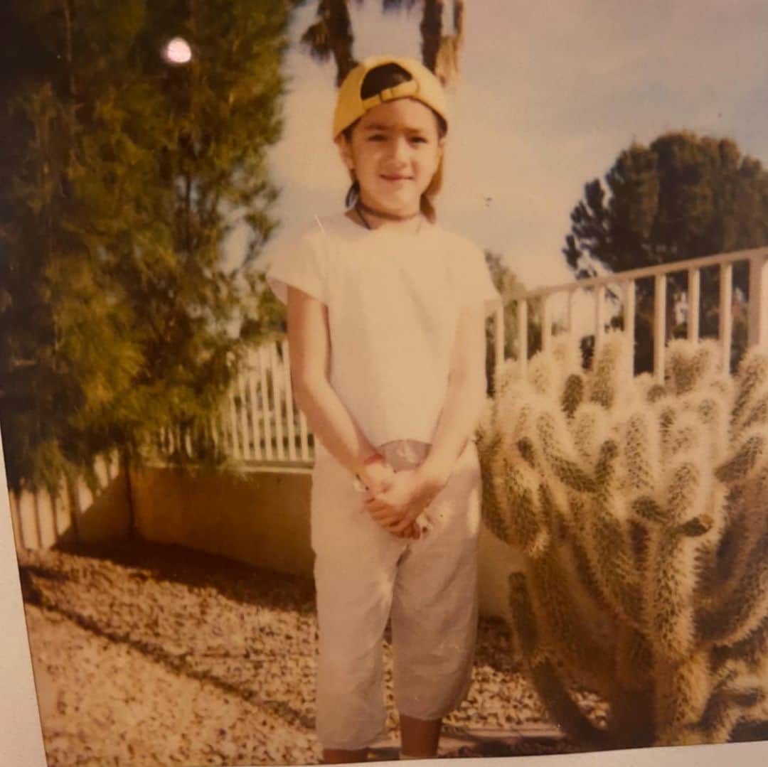 クロエ・ベネットのインスタグラム：「i grew up in inner city chicago and had little to no exposure to actual “nature” and stuff, and i never actually saw cacti in real life. i legit thought that they were like dinosaurs and they were extinct or something, or like make believe plants, until i was (whatever age i was here) and we went to arizona, and i saw them everywhere and my little mind was blown, and i was so excited, so i made my brothers take polaroids of me standing next to them and also *holding hands* with them. anyway, i imagine this could never happen these days, because the internet teaches important facts like “cacti are not plant dinosaurs” and it makes me sad because it was such a (delayed lol) yet mind blowing discovery, and now i wonder if anything will ever be that pure and exciting anymore. anyways we all shouldn’t take things for granted. especially plants that don’t need water and have knives all over them. that shits crazy.」