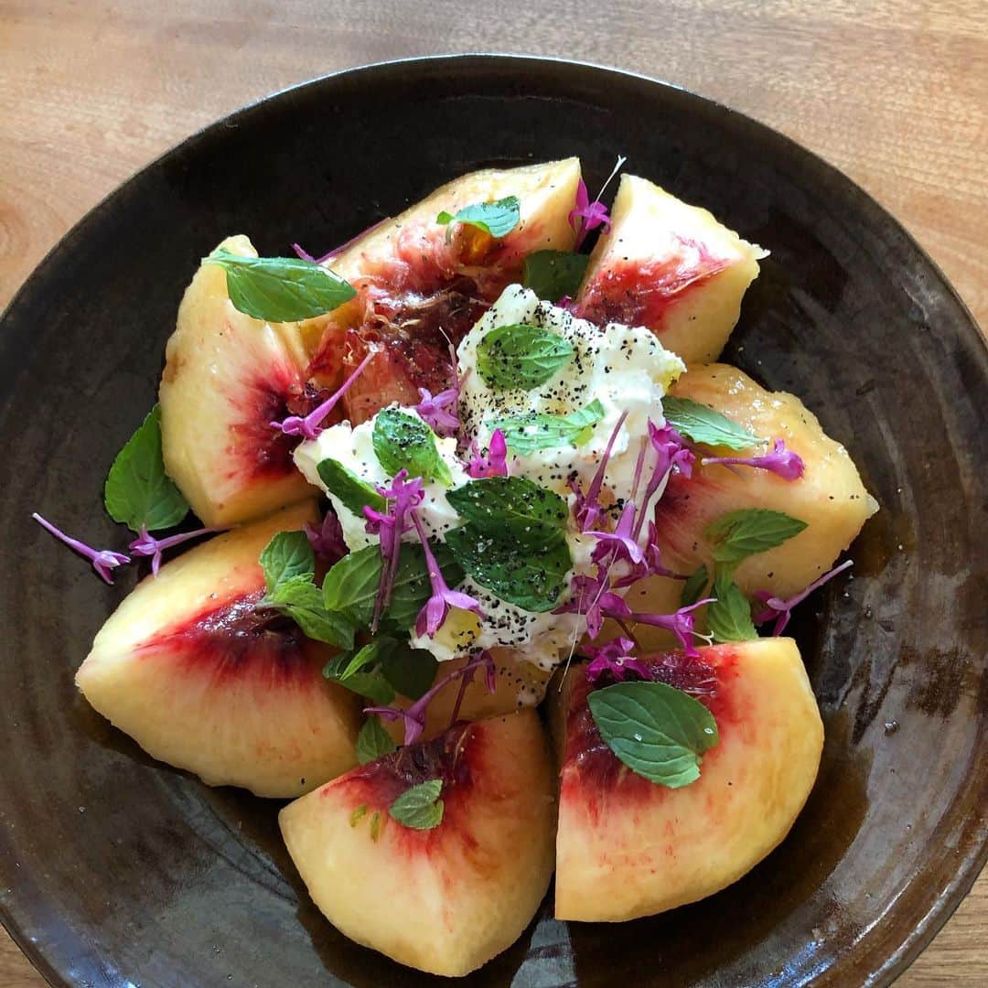 松居直美さんのインスタグラム写真 - (松居直美Instagram)「今朝は桃を食べました。豆が好きだった桃と、豆が好きだったギリシャヨーグルトをのせて、ミントの葉を散らして、塩とオリーブオイルをかけて。#桃#ギリシャヨーグルト」8月7日 9時46分 - naomimatsui.official