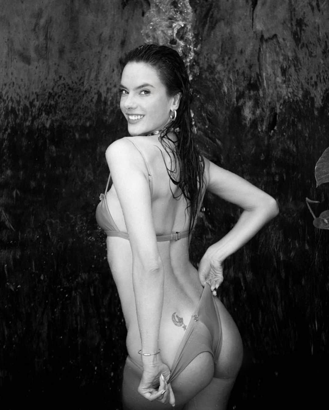 アレッサンドラ・アンブロジオさんのインスタグラム写真 - (アレッサンドラ・アンブロジオInstagram)「Splish Splash… I was taking a bath 🌿🚿✨」8月7日 9時55分 - alessandraambrosio