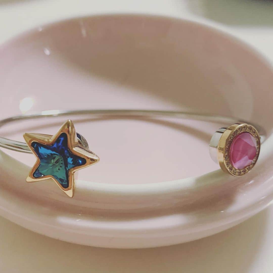 相川七瀬さんのインスタグラム写真 - (相川七瀬Instagram)「先日買った指輪が可愛くて、娘とまたお店に行ってしまった😊 これパーツが自由自在に付け替えられるんですよ。ブレスレットも買って指輪のパーツをつけてみたら、あら可愛い❤️娘と2人でキャッキャしてます。笑  #qudo  #あれこれ欲しい」8月7日 10時06分 - nanasecat