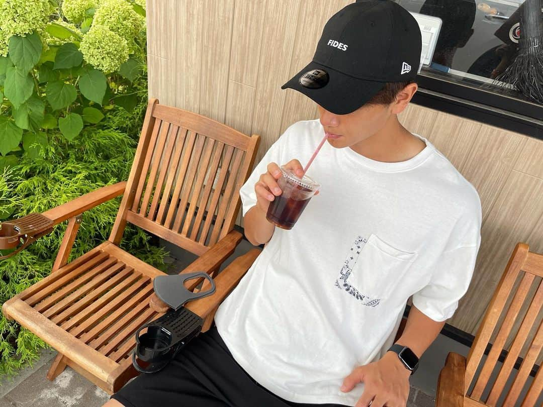 高城亜樹さんのインスタグラム写真 - (高城亜樹Instagram)「▽ ある日の祐治👨☕️ tops. @cotorica.official  cap. @fides_japan  . 私の好きなcotoricaは メンズラインもあるから 展示会に行った時にオーダー✌️ . fidesキャップは男女問わず使えるデザイン！ ペアで持ってるの😎私はベージュ☀️ . #パパファッション #男の子パパ #高橋祐治 #柏レイソル #jリーグ」8月7日 10時18分 - akiii_takajo