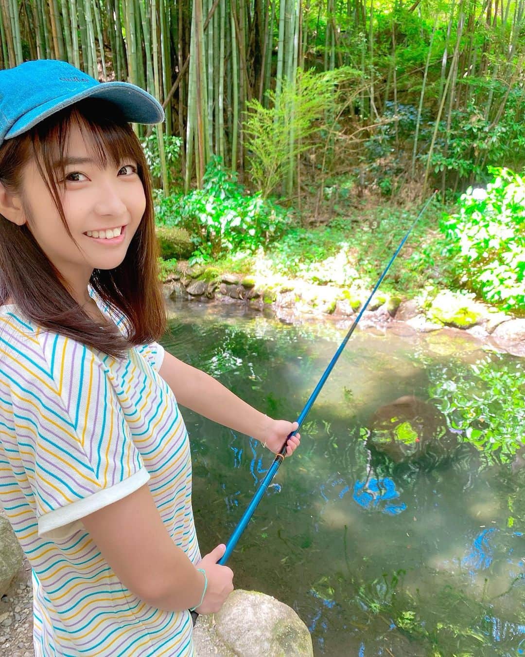 天羽希純のインスタグラム：「釣られに来て‪🎣‬💓  #アイドル #Japaneseidol #撮影会 #撮影会モデル #被写体 #太もも #フェチ #釣り #釣りガール #釣り女子 #釣り堀 #可愛い女の子 #夏休み」