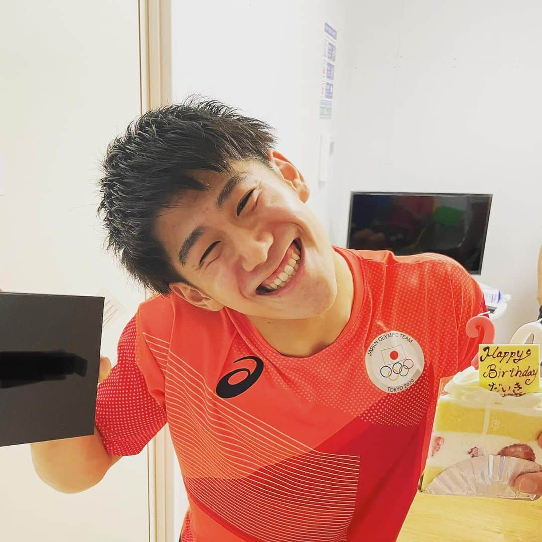 橋本大輝のインスタグラム：「今日で20歳になりました！🍾 10代最後に東京オリンピックで最高のプレゼントを貰いました！🥇 また、種目別鉄棒の試合後に先に祝ってもらいました！🎂 20歳の橋本大輝の応援よろしくお願いします！🔥 DMは返信できませんがゆっくりみさせていただきます！👀 #mybirthday  #20yearsold  #200%笑顔 #20代突入」