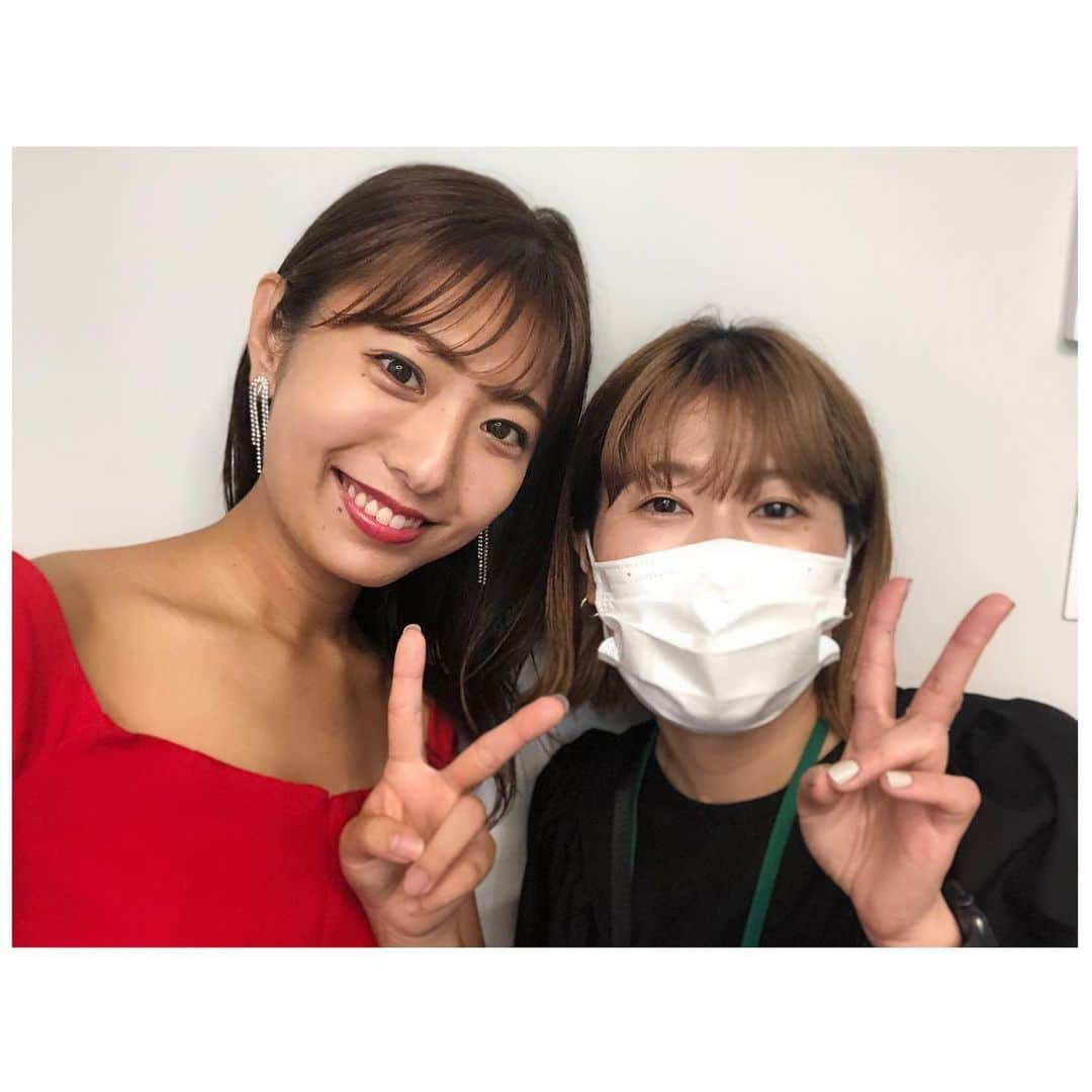 白戸ゆめのさんのインスタグラム写真 - (白戸ゆめのInstagram)「💋 . #FLASH オフショット第5弾✨ 真っ赤なドレス👗 . こういう機会だからこそのスタイルですね😳 原色似合うと社内で褒めていただいて この衣装でも撮影してもらうことになりました🌹 フロントスリットもかわいい🙈 . スタイリストの松村さんが 似合うものを用意してくれて、 体型に合うように縫ってくれたり 撮影中もずっと気にかけてくれたりと サポートをたくさんしてくれました😭 . 松村さんだけでなく、編集者の谷口さん カメラマンの木村さんも わざわざ東京から来てくださいました、、、！ 感謝の気持ちで胸がいっぱいです。 . 撮影中のメイキング動画は KSBのYouTubeで公開中なので見てください👍 . #週刊誌 #週刊flash #フラッシュ #グラビア #ポートレート #撮影 #portrait  #赤リップ #赤ドレス #赤い靴 #👠 #コーデ #衣装 #アナウンサー #オフショル #dress」8月7日 12時22分 - yumeno.s_