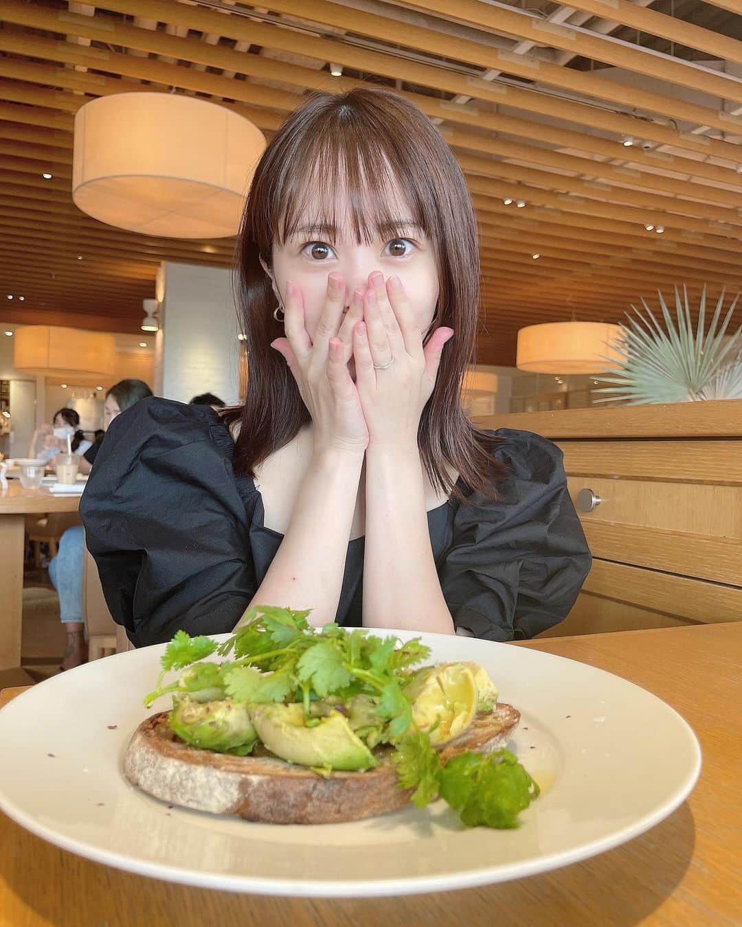 浜田翔子さんのインスタグラム写真 - (浜田翔子Instagram)「bills♡morning 贅沢なあさごはん！ 最近7時前には起きてお腹すいてる billsのメニューでは avocado toast🥑🍞 が好き♡ #bills #breakfast」8月7日 12時48分 - shoko_hamada