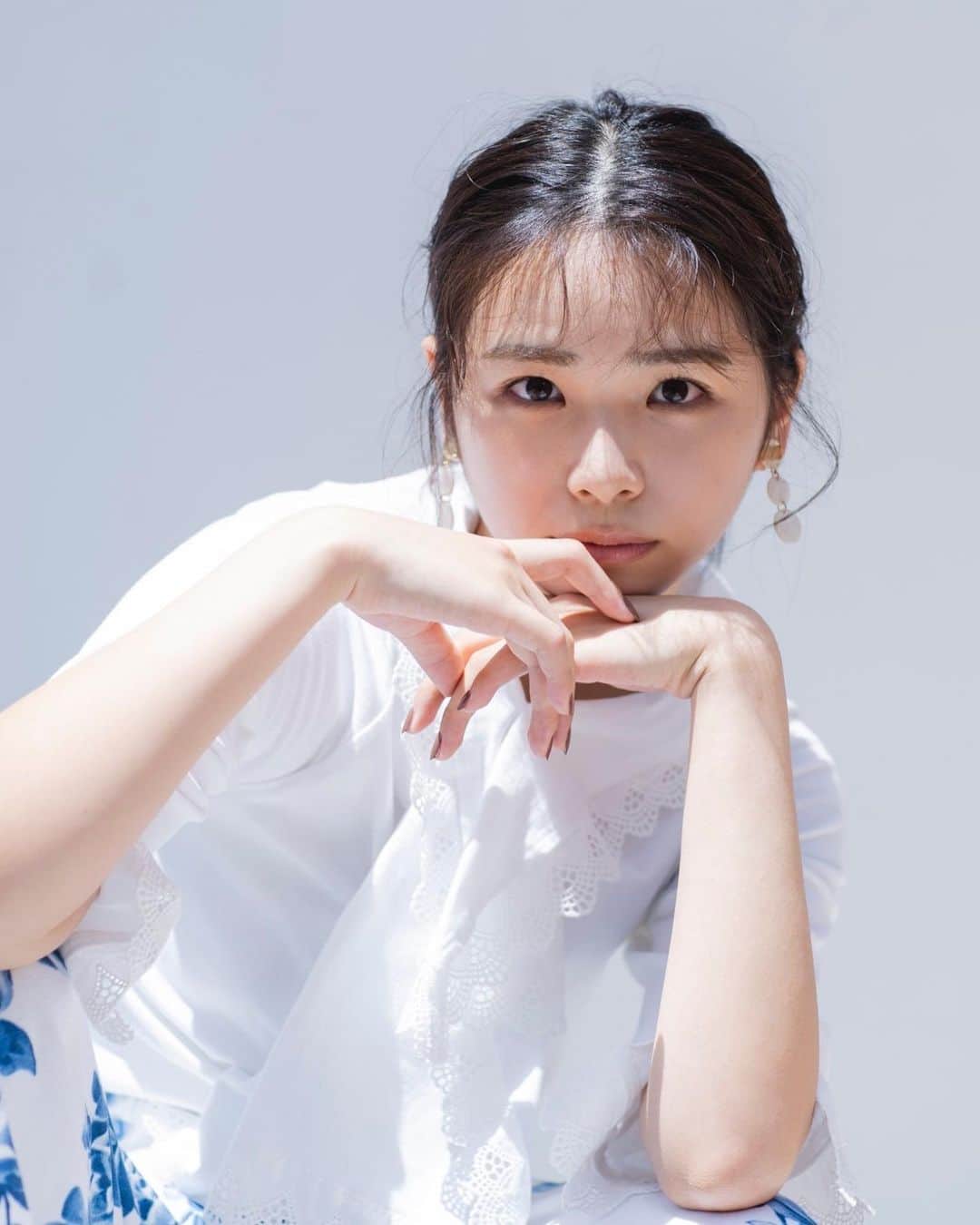 麻生果恩のインスタグラム：「new icon💙 作品撮りとっても楽しかった😂 ありがとうございます☺︎  photo @luca0527_photo  make @hairmake.natsuki  styling @taku_low_s」