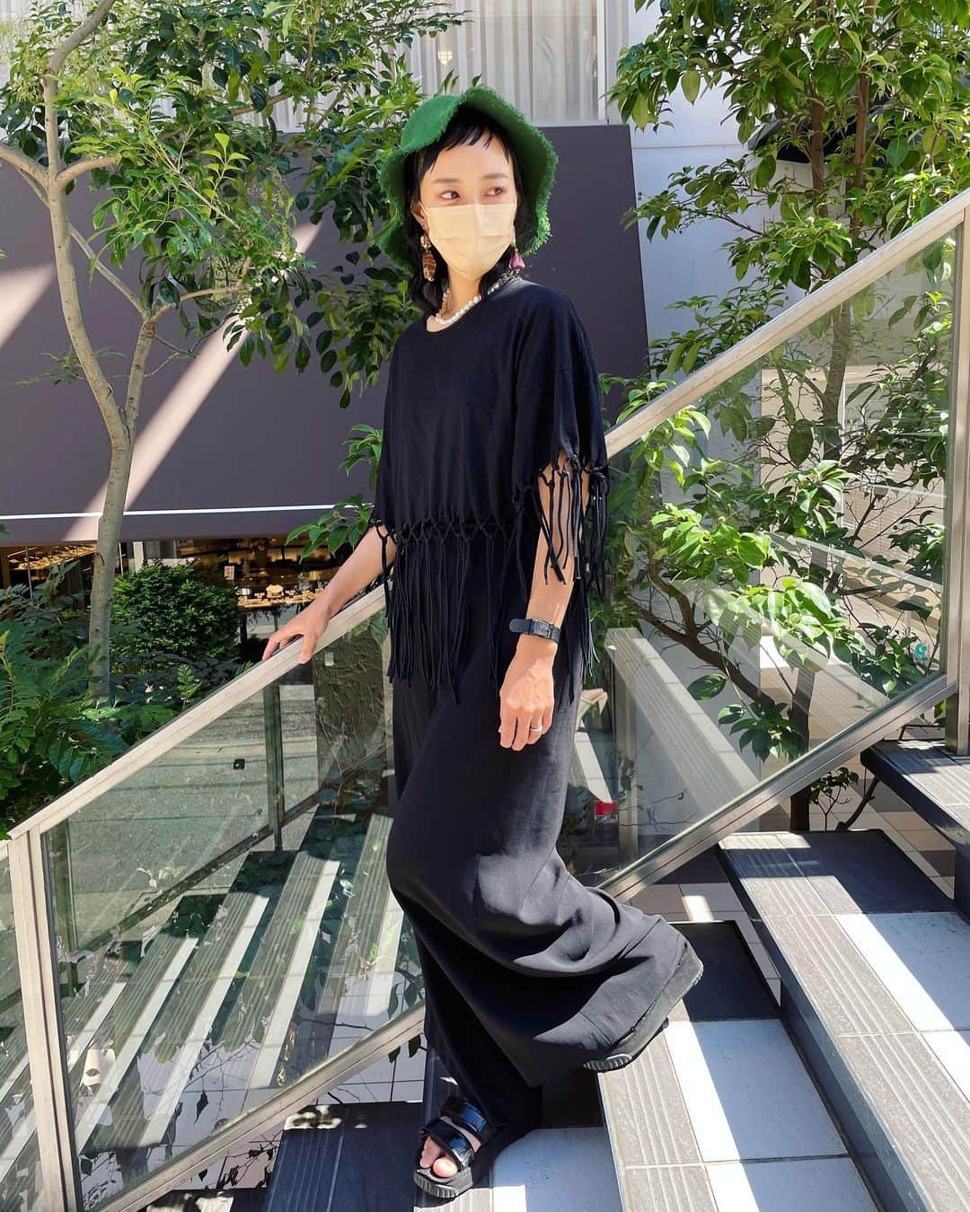 のインスタグラム：「帽子👒が主役なコーデの日🎶 @amail_official  . 全体的にシンプルだけどよく見るとクセありアイテムがチラホラ💞 . #switchmanami #福岡ママ #福岡美容室  #天神美容室 #大名美容室」