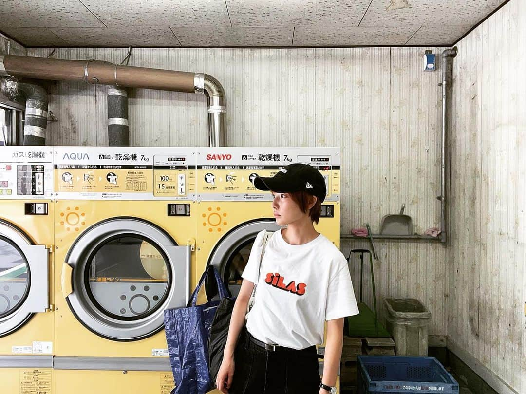 樺澤まどかさんのインスタグラム写真 - (樺澤まどかInstagram)「家出た瞬間の頭の中  帽子をかぶって出かけるだけで テンション上がるんですけど👒💫. 休日だからかなぁ. . 休日ってほんと最高. . にしてもあっちぃ〜な. 襟足が暑い. 髪伸びたなー. 早く切りに行きたいなー. . 暑いからビール飲みたいな. 氷カップにビールを入れて飲むのが 本当に最高なんだよなー🍺. . てか最近なんか Tシャツ集めにハマってるのに 結局お気に入りの3,4着だけを ローテーションで着ちゃってるな〜.  あ、そういえば. 朝ごはん昼ごはん食べるの忘れてれた まあいいやめんどくさいし.  はぁ〜外出たはいいけど. 歩くのだる〜〜. 用が済んだら帰って即寝よ.  結局寝てる時が一番最高だよな〜. .  #樺澤まどか #吉本坂46 #休日 #ショートヘア #ショート女子 #ショート #マッシュショート ＃マッシュ #ニューエラ #ニューエラー女子 #newera #サイラス #silas #襟足 #ビール #白T  #睡眠」8月7日 13時58分 - kabasawa_madoka