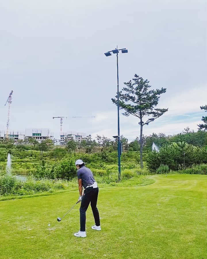 のインスタグラム：「굿샷인가? 😜  #골프」