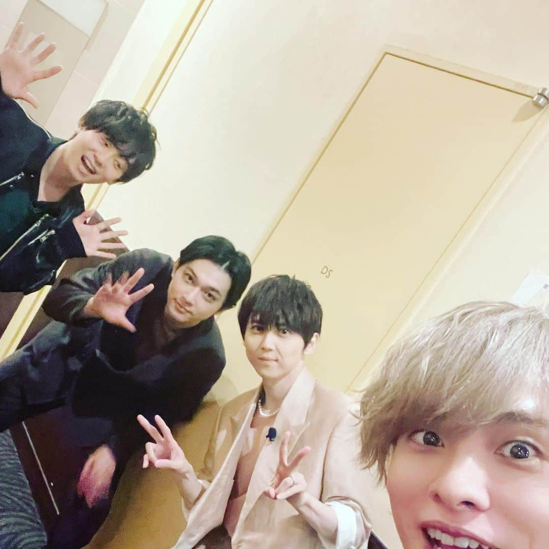 岡本信彦さんのインスタグラム写真 - (岡本信彦Instagram)「舞台挨拶ありがとうございました #ヒロアカ #舞台挨拶 #中皿のお亮がかっこよすぎるし異能力使いそうな手 #スクリーンチャレンジの梶が優しすぎる #0ポイントのノブの伸び代感 #あれれぇ〜だいきちゃん🥰 #ずっと吉沢亮さん見てるけどどしたのぉ🥰 #大好きになったんだねぇ〜🥰」8月7日 14時15分 - nobuhiko_cacao