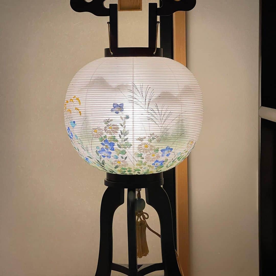 三浦瑠麗さんのインスタグラム写真 - (三浦瑠麗Instagram)「お盆が近づいてきました。 わが家の盆提灯は桔梗の絵柄。 娘がもらってきた酸漿もお供え。 京都で買った猫さんの焼き物とともに。」8月7日 14時21分 - lullymiura