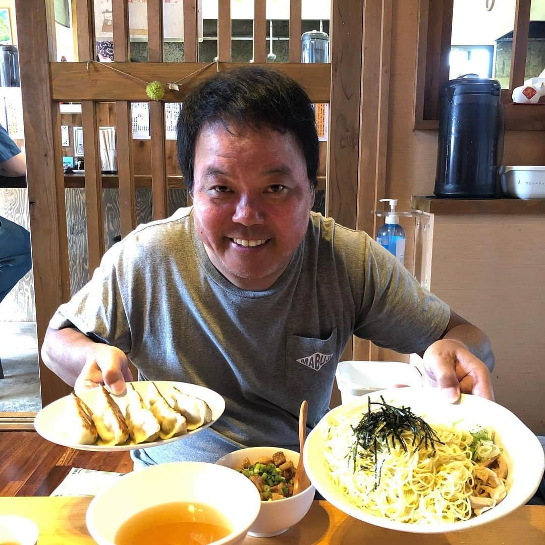 ほんこんさんのインスタグラム写真 - (ほんこんInstagram)「あごだし ざるラーメン チャーシュー飯 餃子 #餃子 #あごだしラーメン  #ほんこん #mabujigraphic」8月7日 14時38分 - hongkong2015_4_9