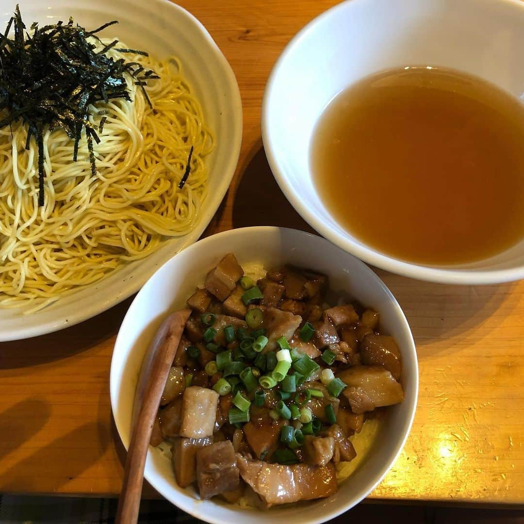 ほんこんさんのインスタグラム写真 - (ほんこんInstagram)「あごだし ざるラーメン チャーシュー飯 餃子 #餃子 #あごだしラーメン  #ほんこん #mabujigraphic」8月7日 14時38分 - hongkong2015_4_9