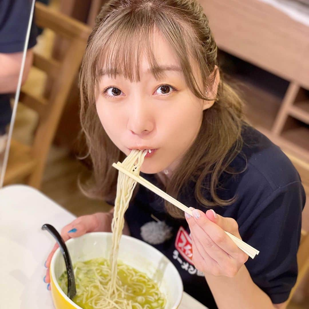 須田亜香里さんのインスタグラム写真 - (須田亜香里Instagram)「【ラーメン海鳴】 ---ラーメンジェノバ---  「すごーい！スープが緑！」って興奮していたらラーメン単独の写真撮り忘れました。すみません。 あと、ロケで3軒目だったので、化粧取れすぎてほぼすっぴん(笑)  魚介とんこつラーメンにバジルという組み合わせが意外すぎるのですが、絶妙！ タイトルのインパクト以上にちゃんとラーメンだから驚き。  配膳されたときはバジルの香り スープをレンゲですくって口の近くに運ぶと豚骨の香り。  タバスコや黒コショウでの味変もジェノバならではの変化！ 一杯で何度も新鮮に美味しい！って感じられました☺️ ノーマルも食べてみたい✨  --------- 前回の小田島アナとの親子のようなラーメンロケが好評でまさかのラーメン部発足に。 最高に嬉しかった！  これからも大好きなラーメンと楽しく生きて行けるよう、運動も頑張ります🏃‍♀️💨 ちなみに今回のロケも体重は維持！むしろ少し引き締めることに成功しました！やったー！  #ラーメン海鳴jrゲートタワー店  #愛知県ラーメン #ラーメン海鳴 #進化系ラーメン #魚介豚骨ラーメン #東海テレビスイッチ #ラーメン部 #ske48ラーメン部 (locipoにて無料配信中🌟)」8月7日 14時39分 - akarisuda