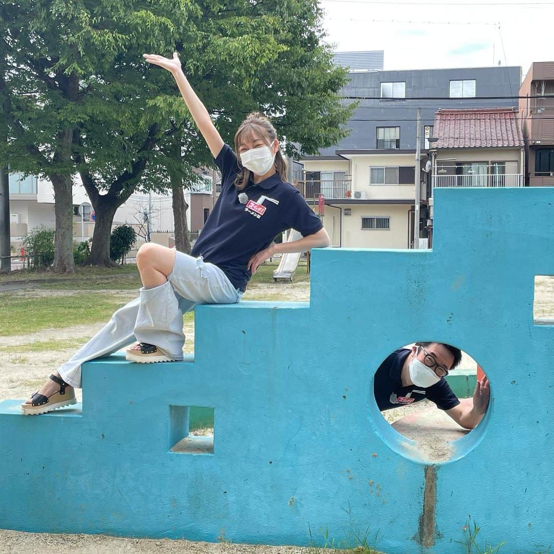 須田亜香里さんのインスタグラム写真 - (須田亜香里Instagram)「【ラーメン海鳴】 ---ラーメンジェノバ---  「すごーい！スープが緑！」って興奮していたらラーメン単独の写真撮り忘れました。すみません。 あと、ロケで3軒目だったので、化粧取れすぎてほぼすっぴん(笑)  魚介とんこつラーメンにバジルという組み合わせが意外すぎるのですが、絶妙！ タイトルのインパクト以上にちゃんとラーメンだから驚き。  配膳されたときはバジルの香り スープをレンゲですくって口の近くに運ぶと豚骨の香り。  タバスコや黒コショウでの味変もジェノバならではの変化！ 一杯で何度も新鮮に美味しい！って感じられました☺️ ノーマルも食べてみたい✨  --------- 前回の小田島アナとの親子のようなラーメンロケが好評でまさかのラーメン部発足に。 最高に嬉しかった！  これからも大好きなラーメンと楽しく生きて行けるよう、運動も頑張ります🏃‍♀️💨 ちなみに今回のロケも体重は維持！むしろ少し引き締めることに成功しました！やったー！  #ラーメン海鳴jrゲートタワー店  #愛知県ラーメン #ラーメン海鳴 #進化系ラーメン #魚介豚骨ラーメン #東海テレビスイッチ #ラーメン部 #ske48ラーメン部 (locipoにて無料配信中🌟)」8月7日 14時39分 - akarisuda