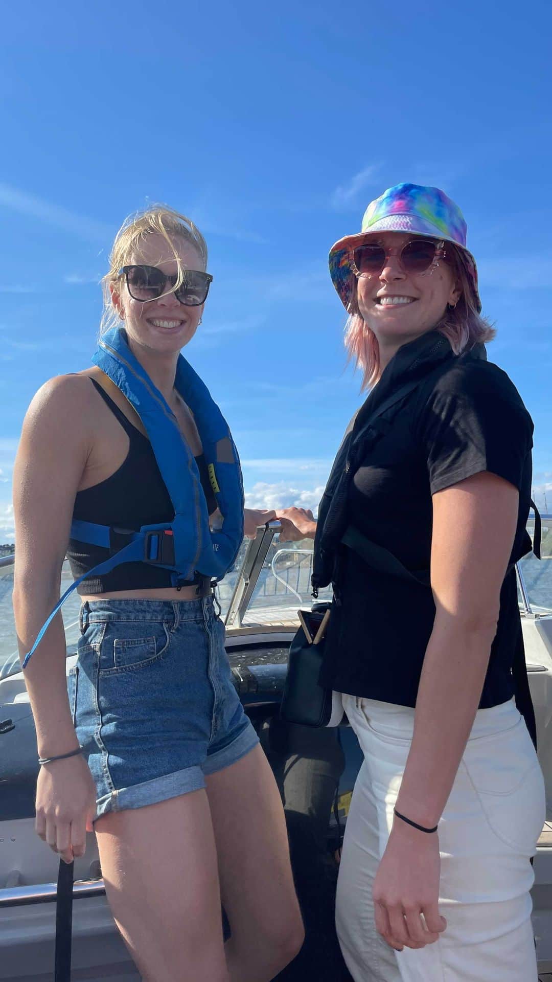 サラ・ショーストレムのインスタグラム：「Vacation mode ☀️😎」