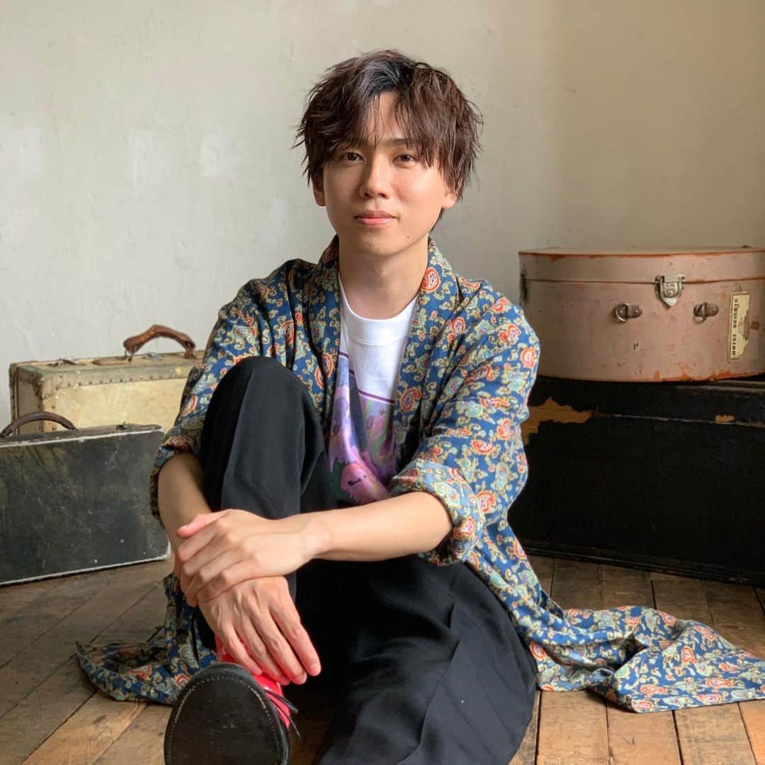 のインスタグラム：「本日は… 過去のオフショット公開📷✨  撮影の合間に撮影した写真です🤳 #梶原岳人」