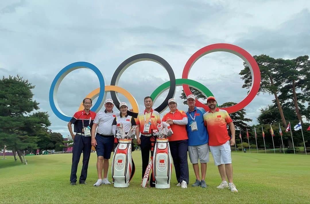 フォン・シャンシャンのインスタグラム：「I can’t get here without the great team! I know it’s been an extremely difficult year and everyone’s put on great efforts to make this Tokyo trip happen. Thank you Mercer, my caddie and bossu for always being there for me 🙌 thank you Adam @adamollie my best mate, thank you @janetlinxiyu and David for making a greater #teamChina. Thank you China Golf Association, thank you my parents and friends and my agent @wme_sports @imggolf and my trainer Zhang Xingyue. And many thanks to my sponsors and fans for your continuous faith and support. I can feel your love and strength even though you couldn’t come on site. Thanks to all! ❤️❤️❤️ #feelingloved #olympics #team #olympicsgolf」