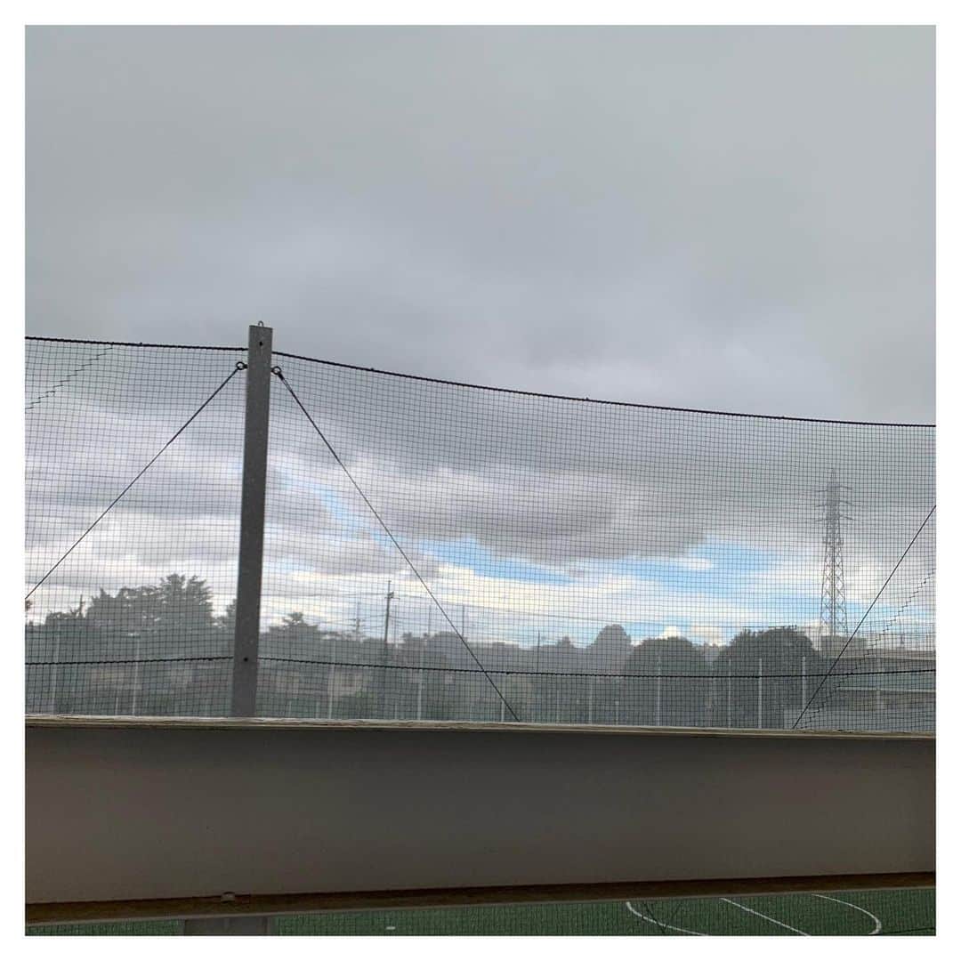 のインスタグラム：「激しさを増す雨の先の青空に 焦らされるのも悪くない午後 #急な天気の変化にご注意ください #見通せる空 #写真に全く映らない雨 #暑中お見舞い申し上げます  How are you getting along in this hot humid weather?? Have a nice summer!!」