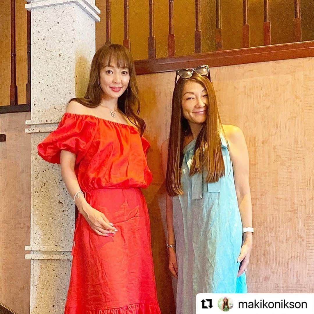 神田うのさんのインスタグラム写真 - (神田うのInstagram)「8月8日（日）16:00〜 ハリケーンマッキー💕ことハワイのマキさん💕とインスタLIVEを致します☺️✨ マキさん💕からインスタLIVEのお誘いを頂いてとーーっても嬉しかったぁ😍 そしてこんなに早く実現して😍マキさんの有言実行力に感謝感激❣️ 過去に絵美さん💕とお料理LIVEをした事はありますが、どなたかとご一緒にお喋りLIVEは初めてなのでドキドキですがマキさん💕がリードして下さるとの事❤️有り難いです☺️ 甘えて身を委ねちゃいます☺️✨ どんなお喋りになるのか皆様💕も明日を楽しみにされていて下さいね❤️  #Repost @makikonikson with @make_repost ・・・ 大好きな神田うのちゃんと 初のインスタライブをやります！ うのちゃんとは20年来の家族ぐるみの お友達なんです！❤️  皆んなが見た事のない彼女の “素敵な一面”が見れると思うよ！ すっごく面白い(笑いのセンスが👍🏼) そして裏表がないからスカッとします！ グレーがないの。お洒落番長だし お料理も上手だし….何話そうなのなぁ。 時間足りるかなぁ…  今からワクワク！🤗    日本時間:  8/8 16:00- ハワイ時間: 8/7 21:00-  是非、遊びに来て下さいね！ たくさん笑いましょう！😄  #神田うの #インスタライブ生配信  #ガールズトーク #ぶっちゃけトーク  #わくわくする #話していて気持ちがスカッとする人   @makikonikson   #ハワイのマキさん#マキコニクソン さん#大好きなマキさん#エネルギーの塊みたいな人#パワフルな方#まさにハリケーン#20年来のお友達#makikonikson#unokanda」8月7日 17時18分 - unokandaofficial