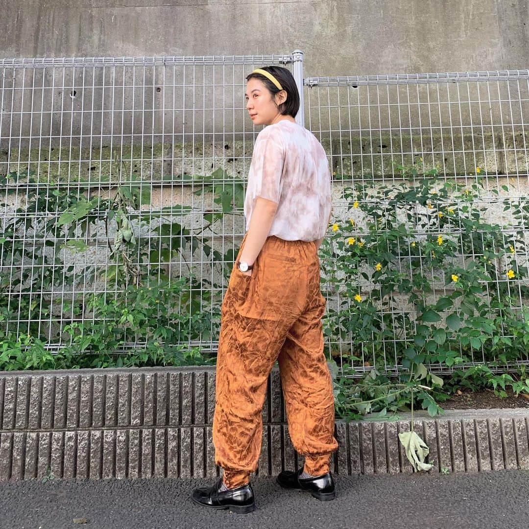 光永さんのインスタグラム写真 - (光永Instagram)「イエローベースでまとめたコーディネート🍊久しぶりのカチューシャ。 派手なボトムは、いつものマンネリみたいなの一気に無くしてくれるからすごく好き。 ㅤㅤㅤㅤㅤㅤㅤㅤㅤㅤㅤㅤ カチューシャ：#3coins トップス：#KBF パンツ：#ungrid  ローファー：#oopsydaisy ㅤㅤㅤㅤㅤㅤㅤㅤㅤㅤㅤㅤ #ootd #outfit #夏コーデ  #タイダイ柄 #カラーパンツ #ローファー #ショートヘアアレンジ」8月7日 17時41分 - hinata_official__