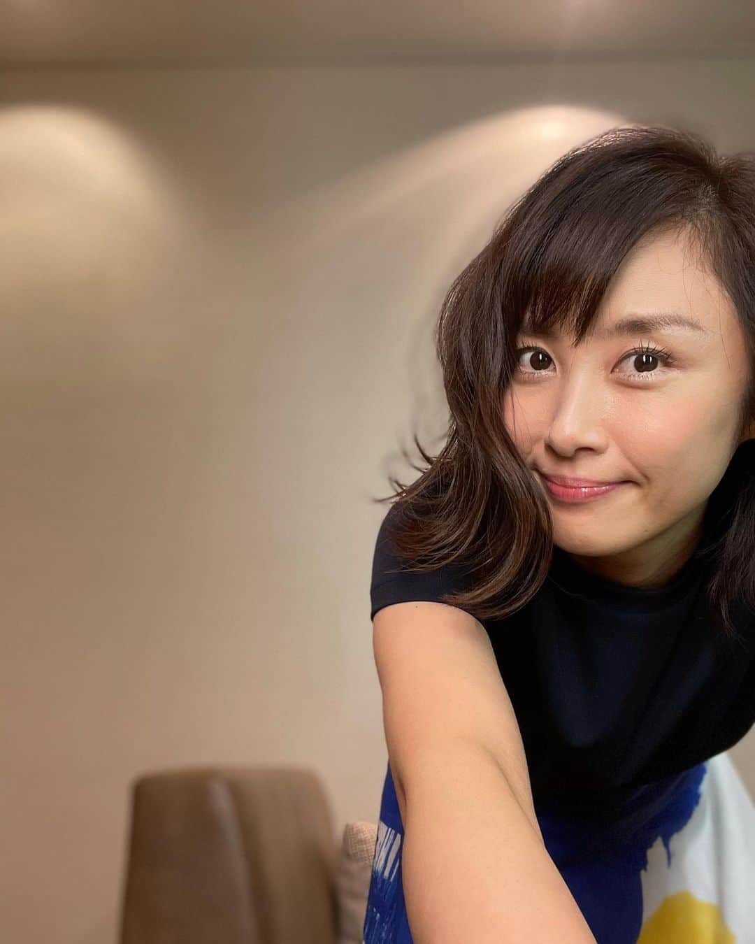 山口もえのインスタグラム：「・  暑い夏は髪を束ねたいからのばしてるの 秋になったら短く切ろうかな☺️ なんて思ってたら・・・ 今日は立秋🍁 夏が極まり秋の気配が立ち始める日なんだって♡  台風が近づいているようです💦 皆さまお気をつけてお過ごしください✨  #立秋#秋はもうすぐだ #TV#楽屋#自撮り #一人でもくもくと写真を… #誰かに見られると恥ずかしい #笑」