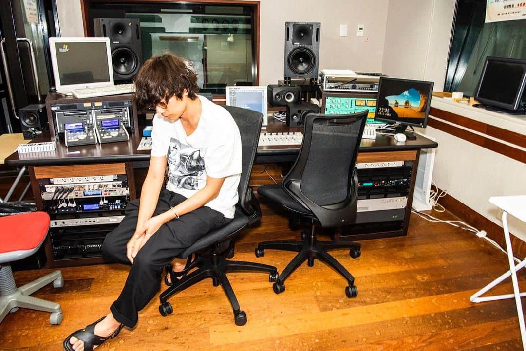 のインスタグラム：「今日のおと、をかし おつかれした。  Hovvdyいいよね。好き。  メッセージもいつもありがとう。  なんか今日は都内はずっと雨ぽいけど。 放送ではかけなかったcrayonのon&onみたいな曲は合うと思います。  spotifyにプレイリスト作って置いとくね。ではでは。  #おとをかし」