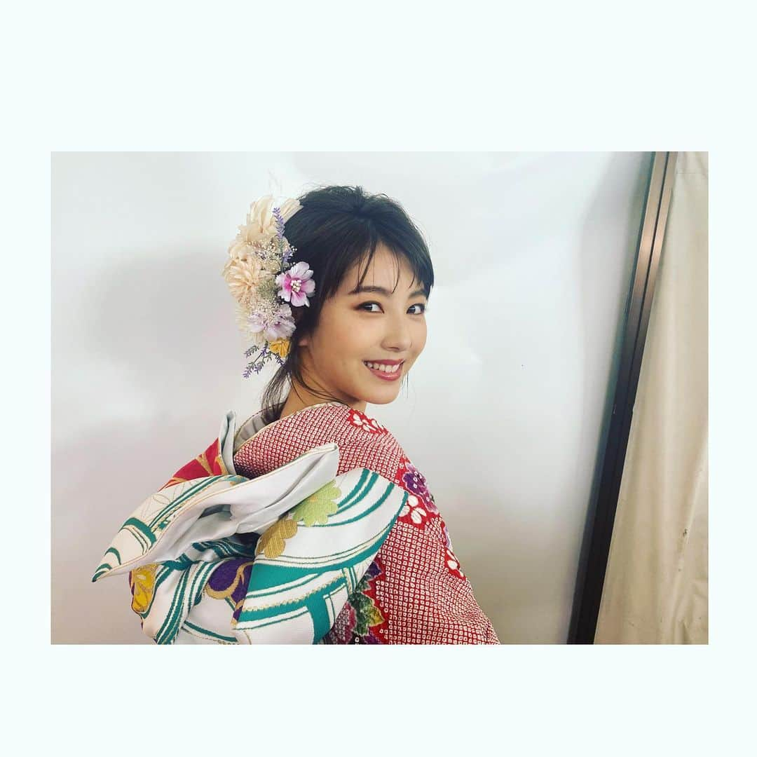 浜辺美波さんのインスタグラム写真 - (浜辺美波Instagram)「みなさんおひさしぶりです🍤 蒸し暑い日々がつづいていますがお元気でしょうか?  京都きもの友禅さんの新CM 『あなただけの、ハタチが見つかる。』篇が公開されました🍤   CMでは赤を基調とした総絞りの振袖を 着させていただきました🍤 今回のCMでは同世代の子たちと振袖を着て撮影をしました。 それぞれの個性がお着物と一緒に華やいで皆さん非常に美しかったです🍤  京都きもの友禅さんの広告をはじめ 撮影でお着物を着させていただく機会を 多くいただきありがたい限りです🍤  20歳を迎えた私ですが、コロナ禍で 家族が集まることができず 前撮りが先延ばしになっています🍤 いつになるのかなあーー 家族で集まれるのはいつかなあー 振袖どういうものにしようかなーー 飾りや髪型どうしようーー そのとき私の髪の毛伸びてたらいいなー と撮影のときにわくわくしています🍤  みなさんのハレの日が 唯一忘れられないの思い出に残る1日になりますように。  新しいグラフィックも公開されていますので、ぜひみなさん参考にしてみてくださいね!!🍤」8月7日 18時11分 - minami_hamabe.official