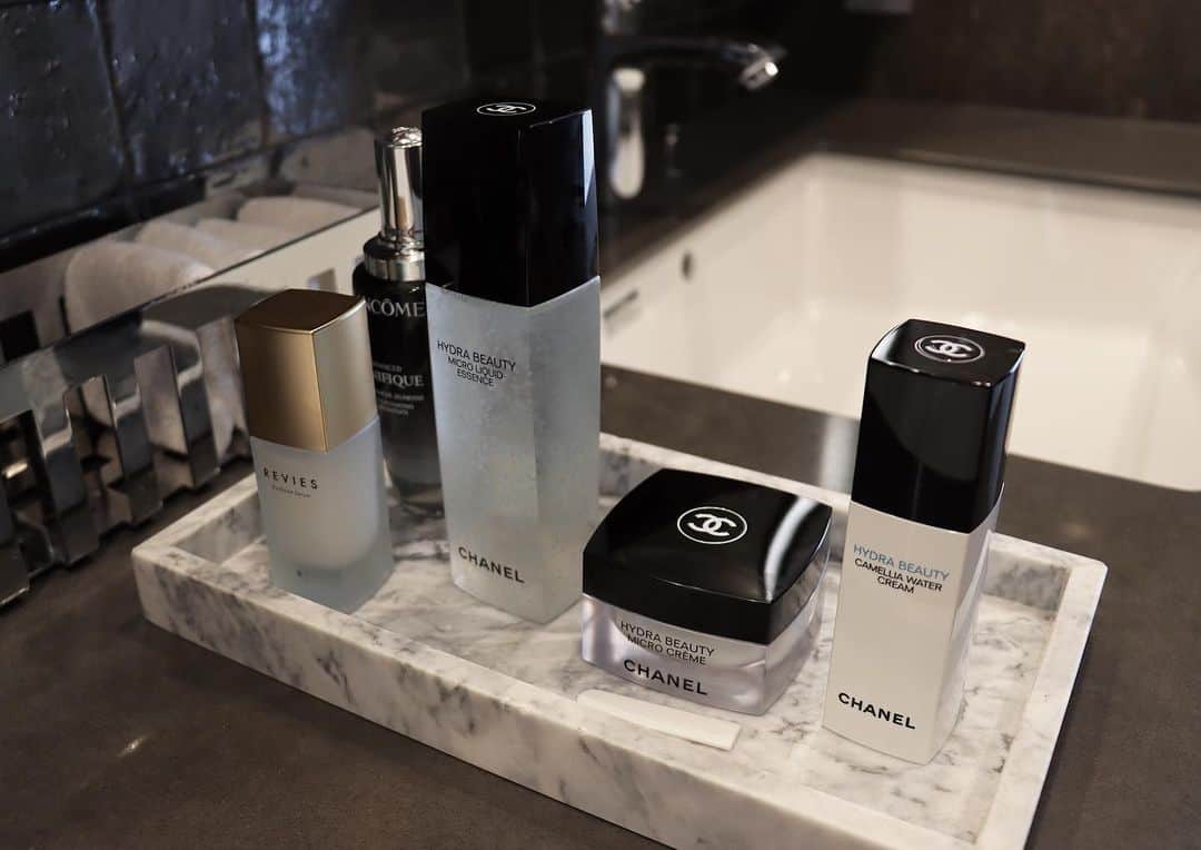 小原優花のインスタグラム：「𝐒𝐮𝐦𝐦𝐞𝐫 𝐬𝐤𝐢𝐧 𝐜𝐚𝐫𝐞🖤  化粧水とクリームをCHANELのイドゥラ ビューティーのシリーズにしたよ♡  夏のケアこそ高保湿✨🥰 潤った肌はバリア機能も高まって、余分な皮脂の分泌を抑えてテカリや毛穴詰まりを防ぎます❣️☺️  イドゥラ ビューティーのシリーズはマイクロバブルにカメリア由来の保湿成分が入っていて、もっちりするのにベタつかないから夏のケアにぴったり🦋🧖🏼‍♀️💙💙  クリームは夜用と、メイク前にツヤを与えてベストな状態に整える朝用を使い分けてます👌🏻💕  化粧水の前には、ランコムの導入液ジェネフィック アドバンストを付けて、エクソソーム配合美容液REVIES《 @revies_official 》を塗りこんでます🧏🏼‍♀️❤️❤️ ・ ・ 私プロデュースのREVIESは、肌再生に特化したヒト幹細胞エクソソームや非分解プラセンタを配合した全ての年齢・肌質にお使いいただける美容液です☺️💗💗  ✔️乾燥・シミ・しわ ✔️肌荒れ・ニキビ痕・毛穴 ✔️くすみ・赤み などに高濃度の美容成分でアプローチします❗️🥺💓  定期購入は驚異の継続率94%超え！🔥🚚  日頃の感謝を込めて、本日から3日間限定で✨1000円OFF✨キャンペーンを開催しているので、リピーター様はもちろん、この機会により多くの方にお試し頂けましたら幸いです🙏🏻💓💓  ▼  @revies_official   #skincare #スキンケア #保湿 #chanel #chanelbeauty #revies #ヒト幹細胞培養液 #エクソソーム」