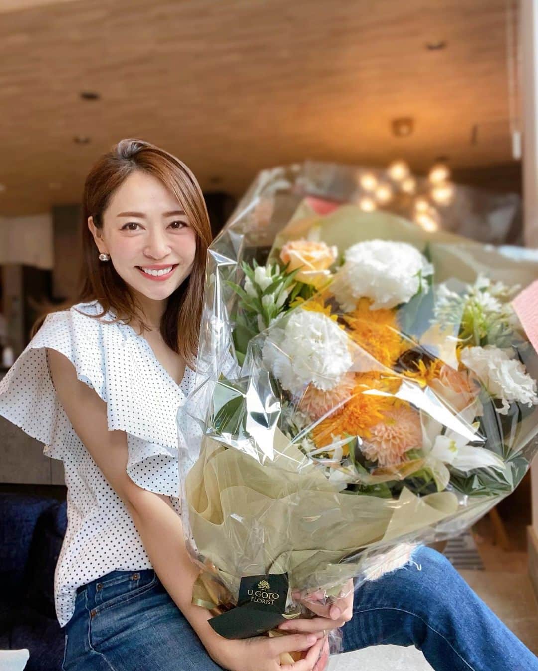のインスタグラム：「大きな花束💐 . お誕生日当日のお話の続きなのですが、主人が用意してくれた大きな花束にびっくり‼️ 大好きなひまわり🌻や薔薇、かわいいお花も大人っぽいお花もたーくさん入ってて、見てて楽しくなる花束だった☺️ . 飾ってからも気がつくと眺めていたけど、もう暑さで半分くらい元気なくなってしまった🥲 お花のために、日中出かけてるときもお部屋涼しくしてたのに、暑すぎますね😱😱 . 人間も水分補給を気をつけよう。 . . #花束 #お誕生日 #お誕生日プレゼント」