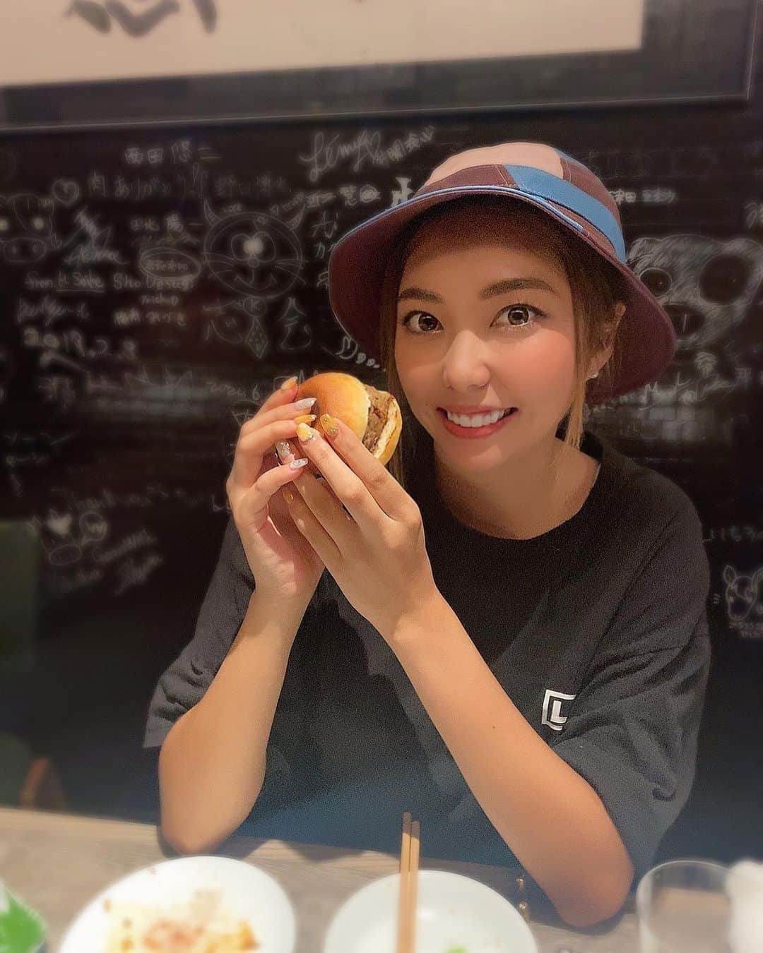 松岡凛さんのインスタグラム写真 - (松岡凛Instagram)「こんばんは☺️！  この前久々ちゃんとしたご飯食べた気がする！！！ 焼肉っていつ食べても最高よね🌻！ お友達のお祝いでにくがとうさん行ってきたけど店員さんも凄く丁寧でたくさん美味しいお肉食べれた😌💓  仲良しのお友達でみんなでご飯最高だね♩♩  今日はマスカッツ卒業以来で山中ちゃんと良くして頂いてるお仕事の方とゴルフ行ってきたよ！！ 結構グダグダだったけど前よりやはり上手くなったな！って感じた😉🌺  久々に山中ちゃんに会えて楽しかった♪またすぐ遊ぶんだから！ 足立区同士🔥🔥  #松岡凛#グラビア#恵比寿マスカッツ#ラウンドガール#shootboxing#にくがとう#焼肉#ゴルフ女子#ゴルフ#千代田カントリークラブ」8月7日 18時51分 - matuoka_1214