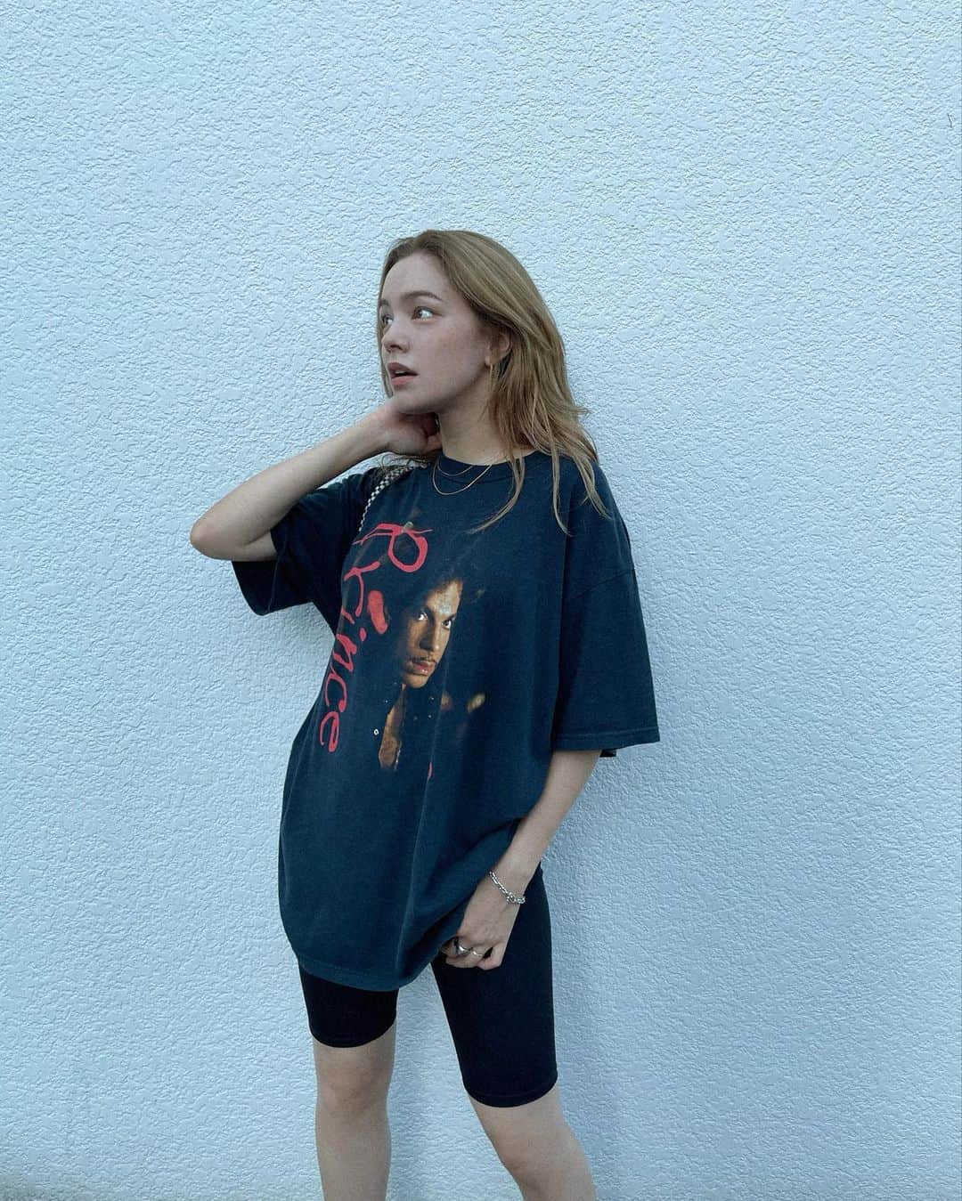 ステファニーのインスタグラム：「🎸❤️🖤 最近またハマってしまっている 古着屋さん巡りで出逢ったprinceのTシャツ。 お気に入り〜♡。 髪の毛もいい色になった！ 久々の @log_kenjikarasawa ☺︎⭐︎ ありがとう！」