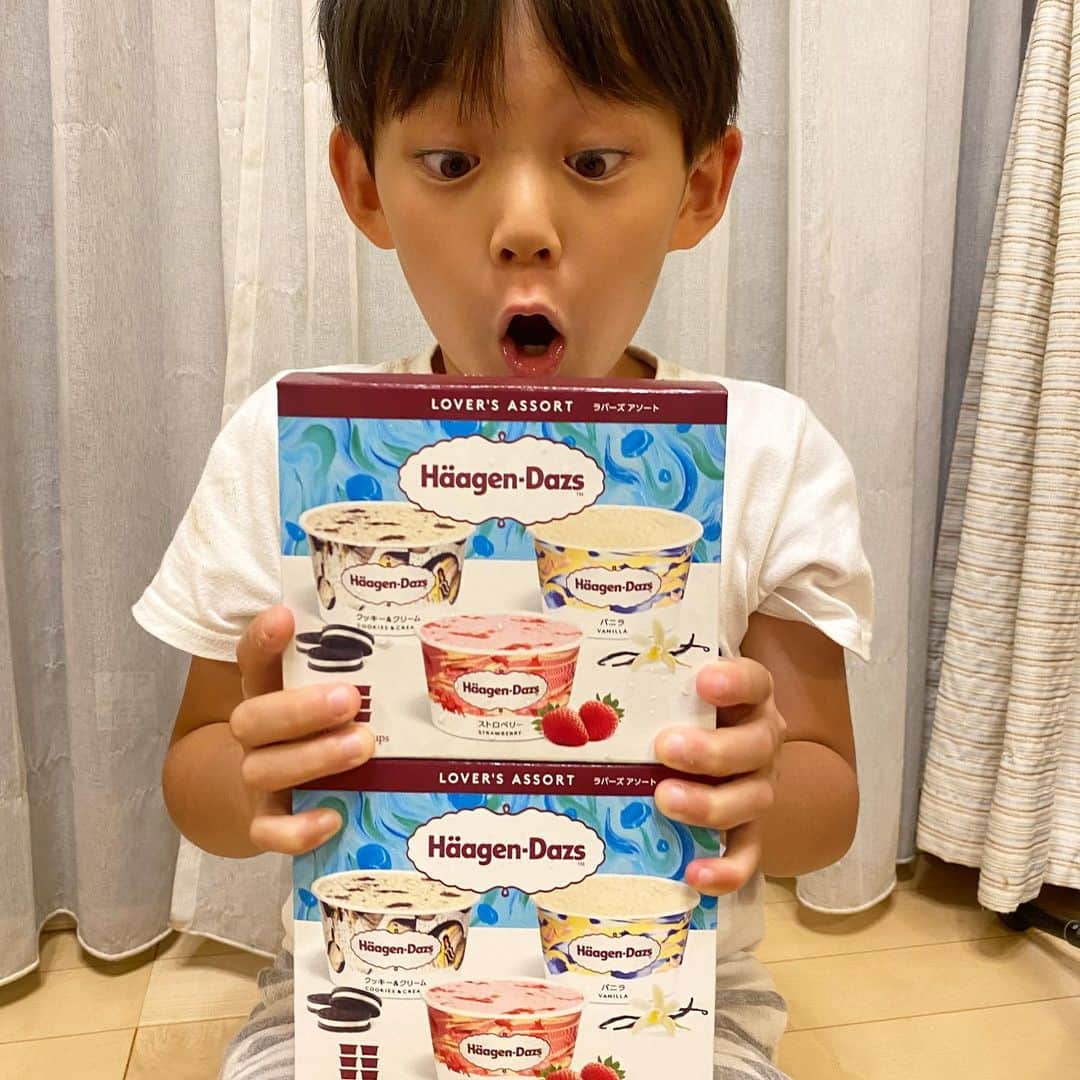 ブラザー4チャンネルのインスタグラム：「【今日の笑顔😊】 今日は初のプレミア公開にお付き合い頂きありがとうございました✨ ⁡ ハーゲンダッツの大人買い❤️ 6個入りを二箱なので、6人家族の我が家は今夜と明日で無くなります…(笑) ⁡只今あっくんが大興奮中〜😍  #brother4 #夏休み #アイス好き #ハーゲンダッツ」