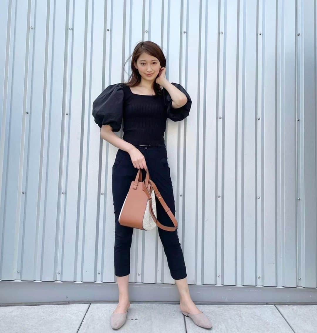 大野いとのインスタグラム：「ある撮影をしていて、 久しぶりの更新になってしまいました(;_;) 撮影の合間に久しぶりに私服です🧍‍♀️✨ 黒のセットアップと @loewe のバックで、シンプル可愛いく。 体調に気をつけましょう! #LOEWE #loewehammock」
