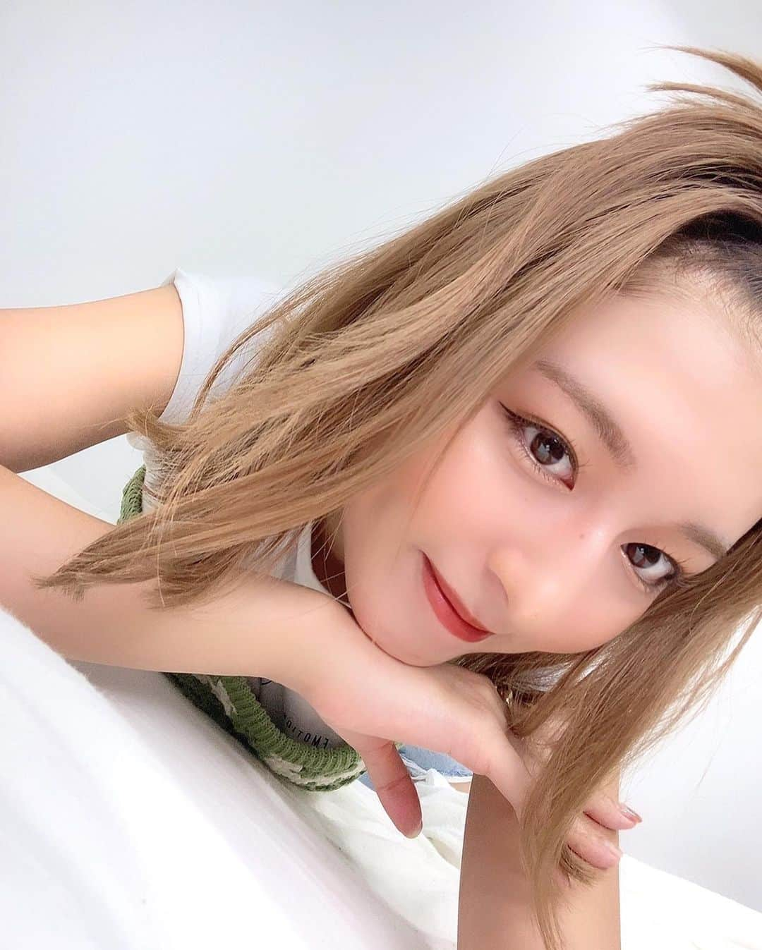 市野莉佳さんのインスタグラム写真 - (市野莉佳Instagram)「. いろんなヘアアレンジ 研究してみよう思ってしてたら 暑くなってきて諦めた（笑）❤️‍🔥 . #りかりこ #双子 #ファッション #メイク #ヘアアレンジ #fashion #makeup #twins #instagood」8月7日 19時32分 - ichirika_62