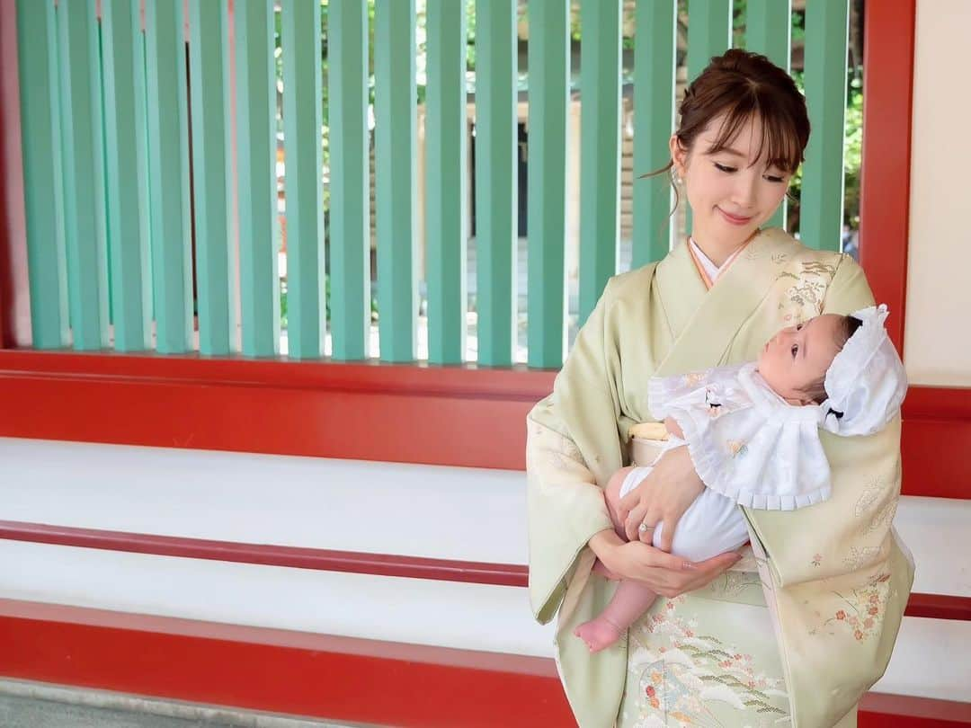 河島未怜さんのインスタグラム写真 - (河島未怜Instagram)「次男の お食い初め お宮参り  晴れの日をお祝いできて良かった🌿  お祝い膳は 山王日枝神社のお宮参りで 頂いたものです。 素敵な食器でした。  ※お箸の向き間違えてしまいました💦  #お宮参り #お宮参りコーデ  #男の子ママ#兄弟育児 #お食い初め #子どもごはん」8月7日 19時53分 - mirei_weather