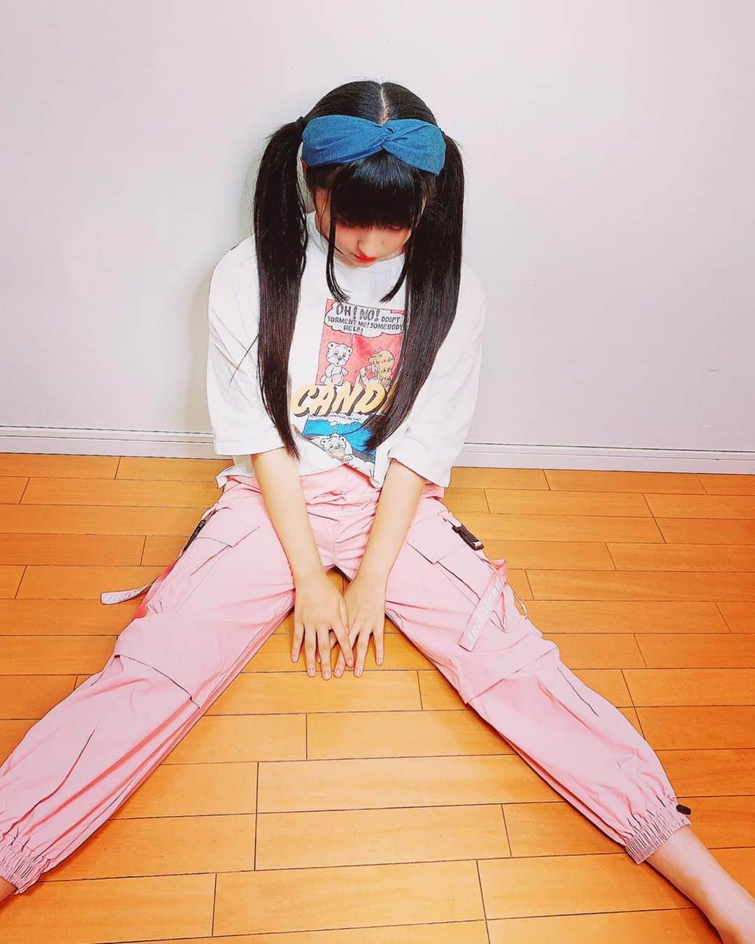 りりりのインスタグラム：「🐬またまた可愛いお洋服🐬 ･ ･ ･ またまたまたまたイチナナキログラムさんのお洋服のパンツを着てみましたʚ♥ɞ 昨日着た服とはまたちょっと雰囲気が違うかも、、、？？？😌✌️ このパンツ履いてダンス踊ったらダンス上手く見えそう(๑° ꒳ °๑) このズボンはいて踊ってみたの動画撮りたいな˙˚ʚ₍ ᐢ. ̫ .ᐢ ₎ɞ˚ @17kg_official ⬅️みんなもチェックしてみて🤩🤩🤩  #イチナナキログラム  #最高やん ？  #りりり  #お洋服  #オシャレ  #に  #なれてる ？ #嬉しいよね  #ありがとう」