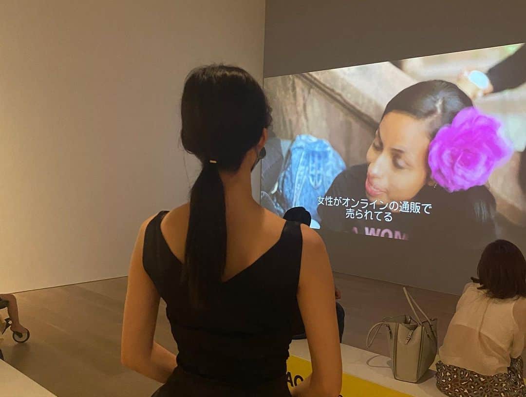 小倉優香さんのインスタグラム写真 - (小倉優香Instagram)「#anotherenergy 🤎  女性アーティストの作品のみの展示を見に行ってきました。  力強くて色彩にあふれた感性が作り出したものたちを 私なりに想像力を働かせながら鑑賞するのがとても楽しかった」8月7日 20時18分 - ogurayuka_official