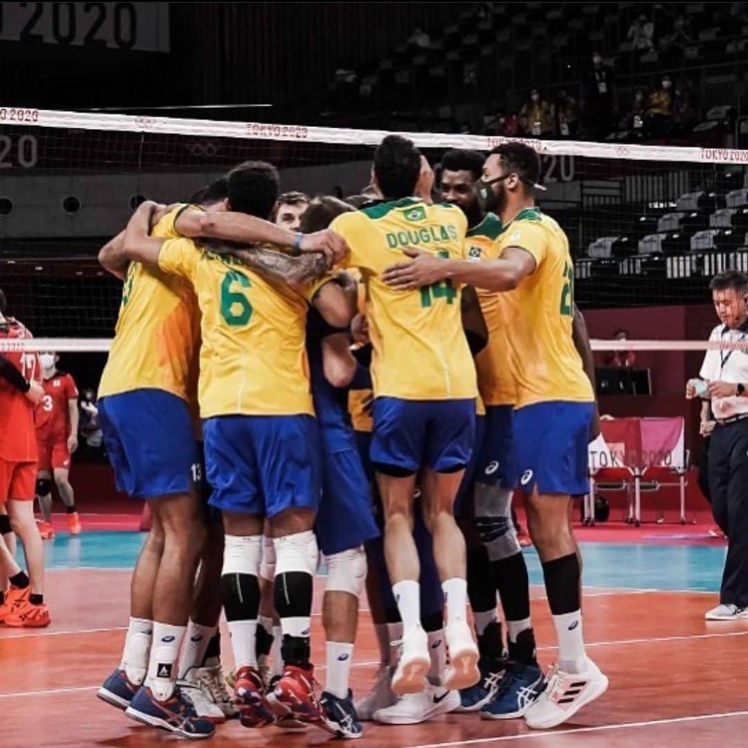 シェイラ・カストロのインスタグラム：「Obrigada ao vôlei masculino do Brasil! São 20 anos sendo os melhores, as últimas 4 finais olímpicas eles estavam… se sempre tínhamos uma certeza era da medalha dos meninos. Esse ano infelizmente não deu. Lutaram, se dedicaram, se comprometeram. Mas não foi. Infelizmente. Esporte é assim.  Fomos superados, fomos vencidos. Mas isso não tira o brilho que nosso vôlei masculino tem! Que nossos meninos tem! Como atleta e como fã, só tenho que dizer obrigada! Vcs são gigantes! Estou chorando com vcs…」