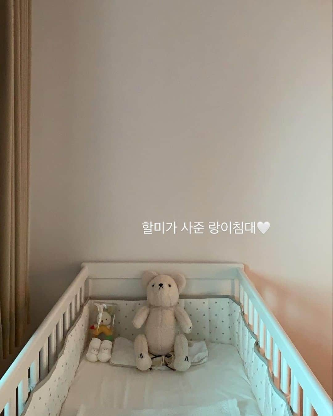 ソンシンさんのインスタグラム写真 - (ソンシンInstagram)「점점 완성되어가는 우리집👨‍👩‍👦+🐶🐶🤍」8月7日 20時40分 - sungshin_p