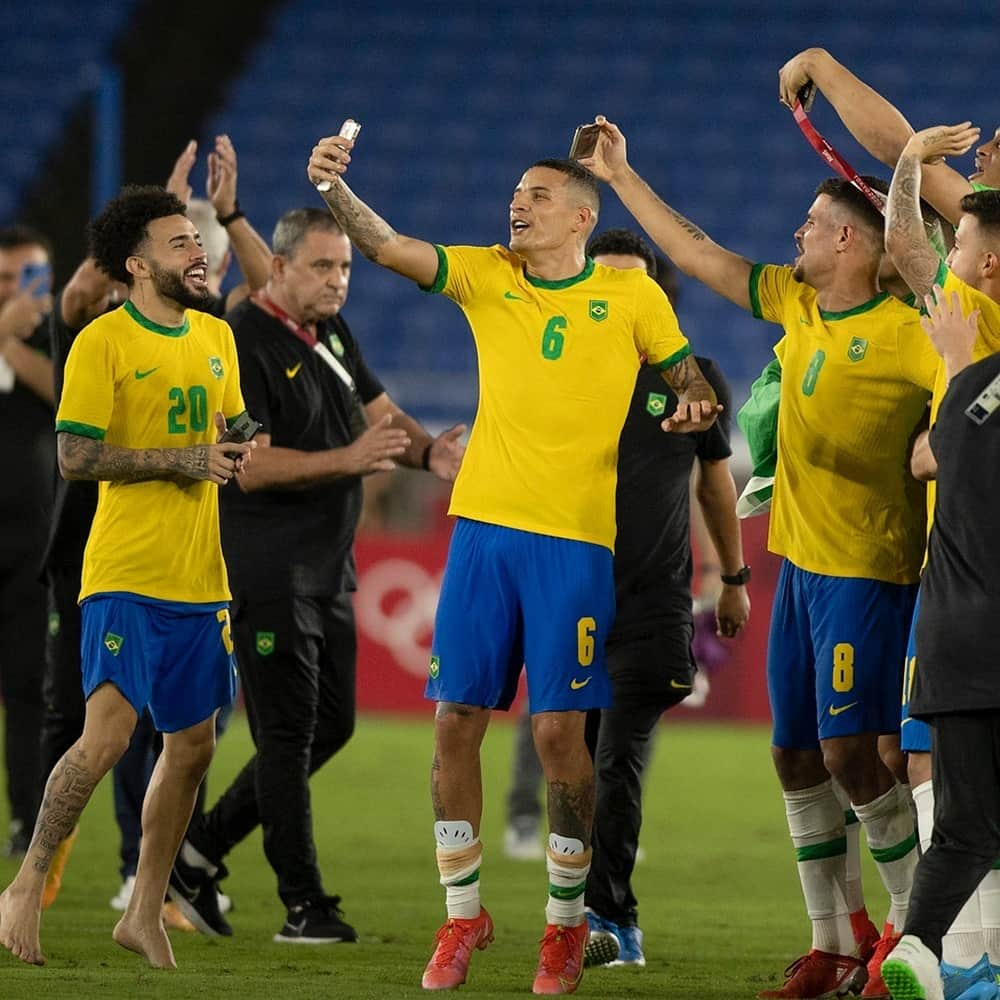 サッカー ブラジル代表チームさんのインスタグラム写真 - (サッカー ブラジル代表チームInstagram)「Vem na LIVE DO OURO! 🤳🥇💛💚  Foto: @lucasfigfoto/CBF   #Tokyo2020」8月8日 2時16分 - cbf_futebol