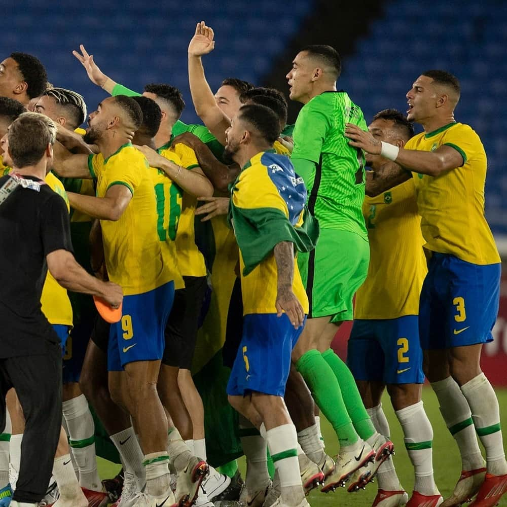 サッカー ブラジル代表チームさんのインスタグラム写真 - (サッカー ブラジル代表チームInstagram)「Vem na LIVE DO OURO! 🤳🥇💛💚  Foto: @lucasfigfoto/CBF   #Tokyo2020」8月8日 2時16分 - cbf_futebol