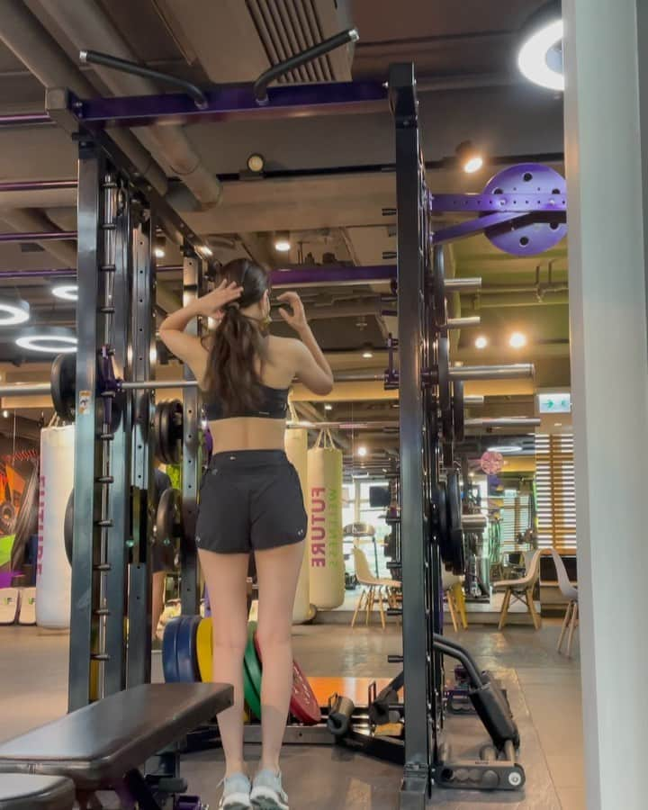 小笠原エリイのインスタグラム：「筋トレでメンタルも強化する💪🍑🏋️‍♀️🪐🔥 @future_wellness_hk  ありがとう❤️ ・ ・ ・ #anythingispossible #mylife #training #japanese #workout #workoutvideo #model #healthy #hk #hongkong #hongkongmodel #japanesemodel #weekend #exercise #modellife #tst #bewater #lifeisshort #life #thanks #kwoloon #モデル #美尻トレーニング #継続は力 #小笠原エリイ」