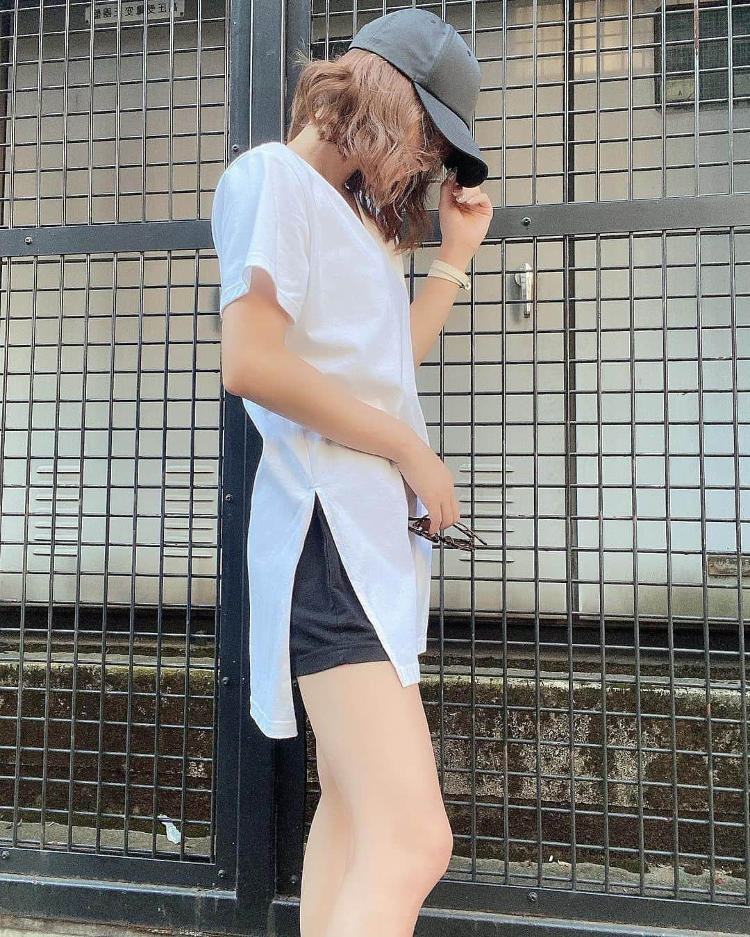 ririさんのインスタグラム写真 - (ririInstagram)「楽ちんコーデ👟 @radiansea_official の スリットTきたよん💗🧸💗 モノトーンカジュアルありっ\(//∇//)\ 厚底スニーカーとかにあわせてっ🐸✌️ めちゃ可愛いよん💕  #radiansea #fashion  #ootd」8月7日 20時51分 - riri.ribon